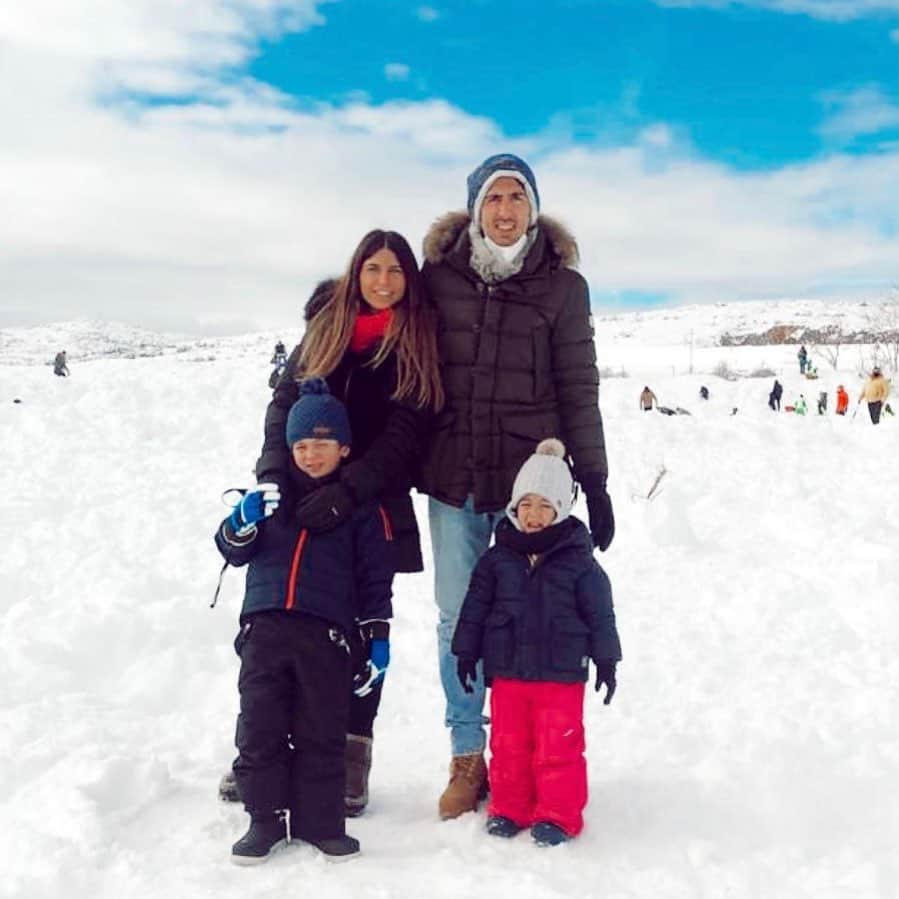 ダニエル・パレホのインスタグラム：「Un día espectacular en la nieve en familia... Lo hemos pasado todos como niños!」