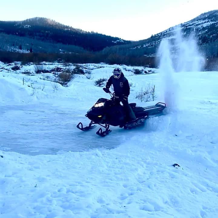 ケン・ブロックのインスタグラム：「Gymkhana on ice - with a snowmobile?? Maybe?  Simple and fun hand brake turn on a small ice pond. Love learning to do new stuff like this with my sled. #sledicekhana #SkiDooSummitTURBO」