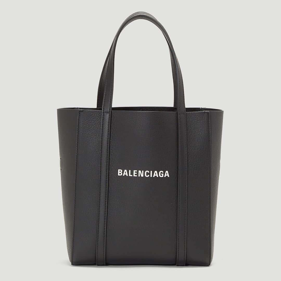 エルエヌシーシーのインスタグラム：「Balenciaga's Everyday Tote Bag has been revisited this season in new proportions, the original style was first introduced in 2017 and has since become an icon of the house.  Shop the Everyday XXS Tote Bag online. @balenciaga」