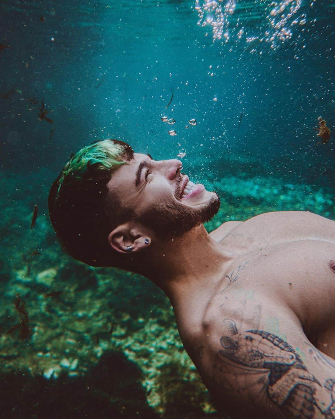 Sebastián Villalobosのインスタグラム：「un viaje a la magia. ————————— escribo esto con un poquito de nostalgia camino al aeropuerto, feliz de haber vivido cada experiencia que este mágico lugar tenía para mis amigos y para mí, agradecido por la energía del universo que nos bañó con lo más bonito de su luz cada segundo de nuestra estadía, poniéndonos personas increíbles en frente con las cuales poder conectar y enamorado de la naturaleza y su magia infinita, que nos recuerda de dónde venimos y a donde vamos a ir. Este ha sido una bonita forma de iniciar el año y aunque estoy lleno de lágrimas escribiendo esto por no querer que termine, estoy en paz de haber puesto mi huella en este lugar y ansioso por ver qué otros mundos tiene este año preparado para mí. ✨」