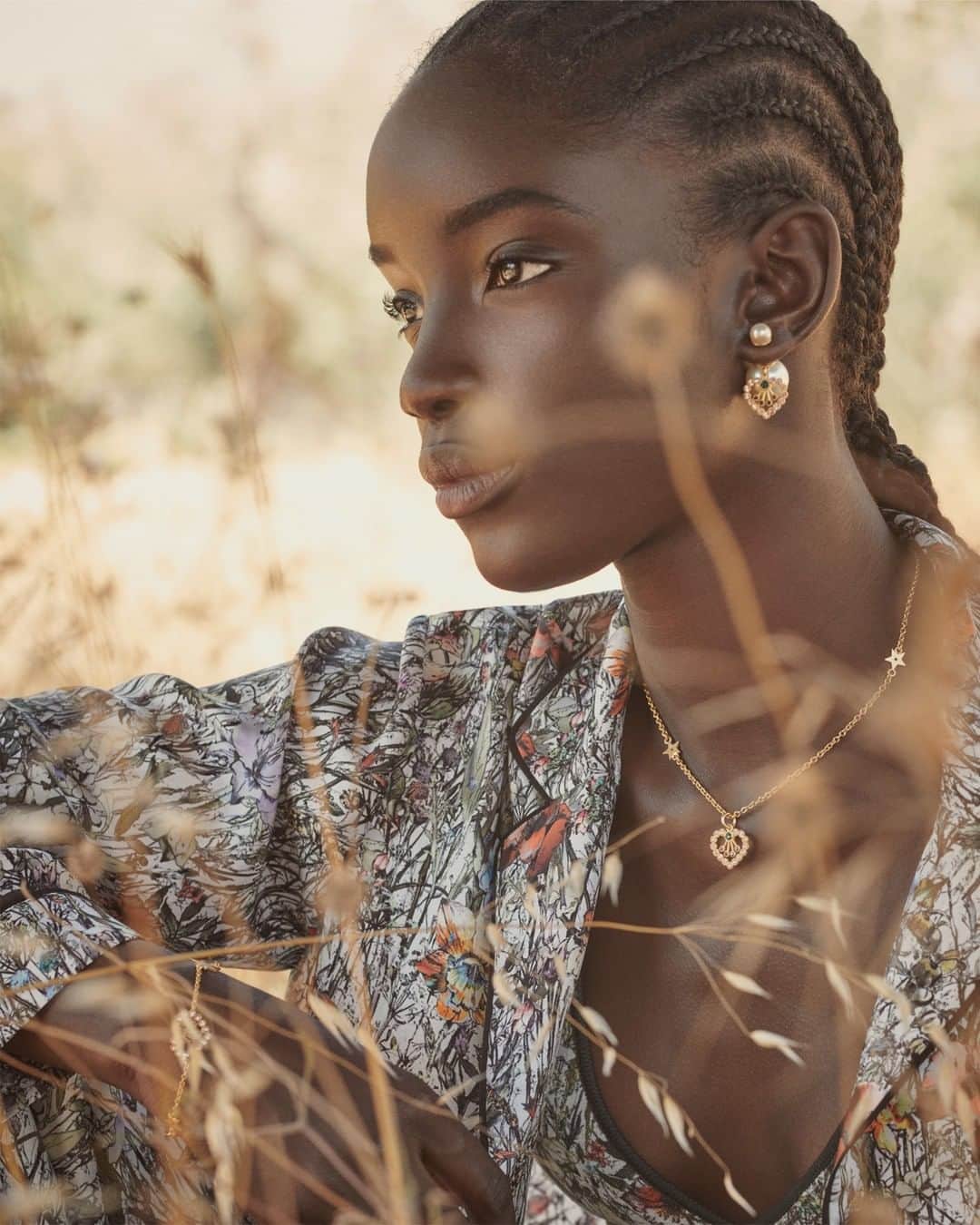 のインスタグラム：「The iconic #DiorTribales earrings, and accompanying necklace and bracelet, are reinterpreted in the nature evoked by the 'Mille Fleurs' motifs – developed by @PietroRuffoArtist - carried through in the #DiorCruise 2021 collection by @MariaGraziaChiuri. Tap the link in bio to discover more. © Photos: @SarahBlais」