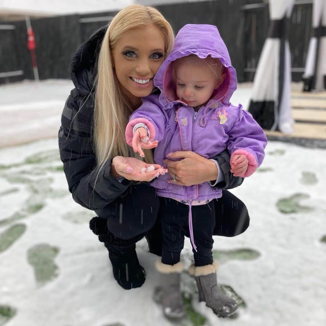 レイン・ギャリソンのインスタグラム：「#texas #snowday with my girls!」