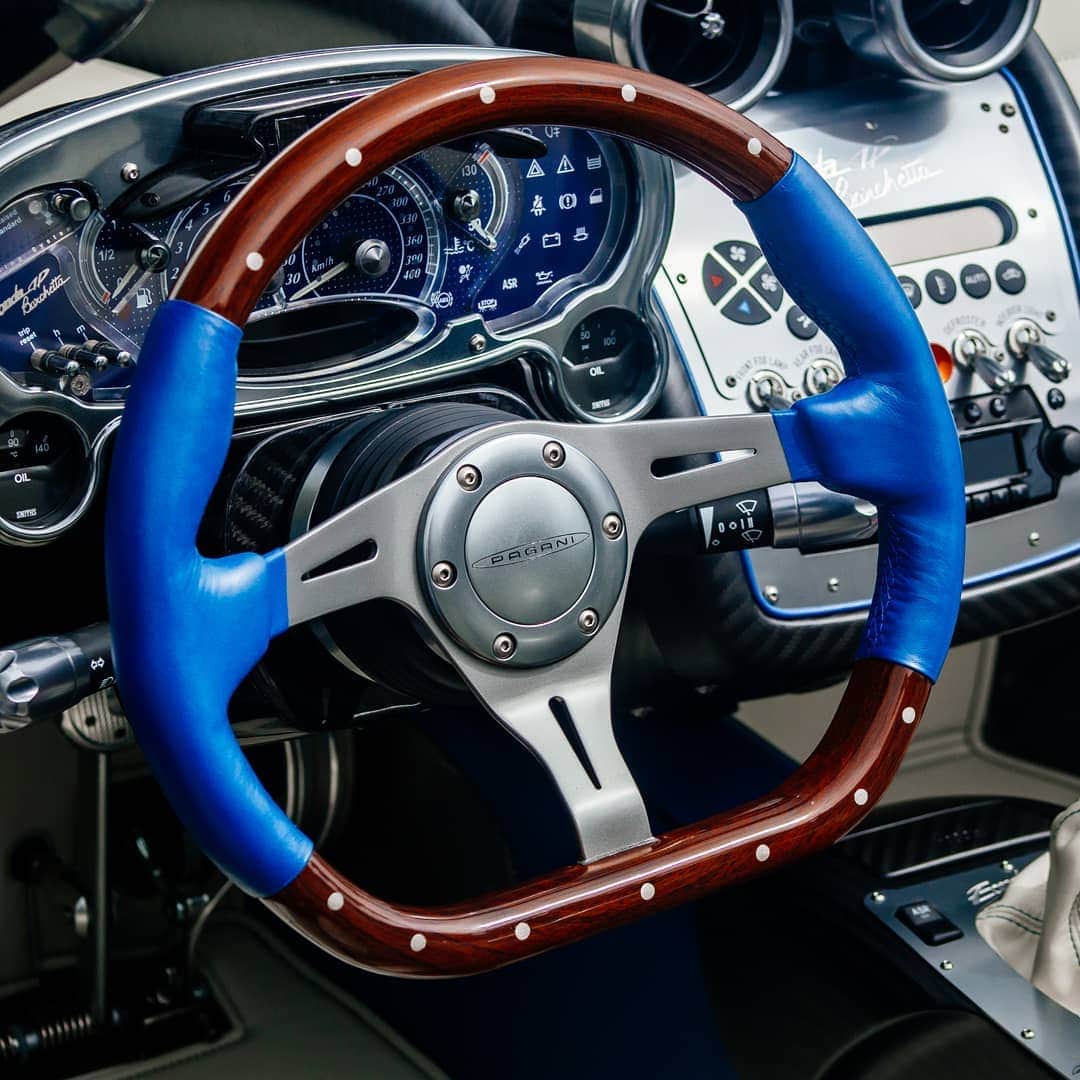 パガーニ・アウトモビリのインスタグラム：「Zonda HP Barchetta's interiors are a blast from the past! Each detail is inspired by the glorious cars of the champions who made the history of automotive.  Pic by @paganiofmiami  #pagani #zonda #zondahpbarchetta」