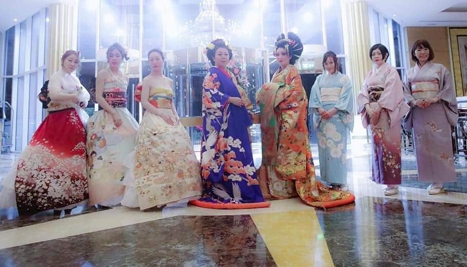 のインスタグラム：「㊗成人式おめでとうございます！ 本日は最後の横浜パーリナイト！  ✨素敵な👘着付け!  👘着物でドレス! @sora_kumo2010 📷昨年のjapan business and art festivals in abudhabi！  自分の衣装だけでなく、海外出店企業様の商品もアブダビに預けたまま早一年が経過 、、、。 早く海外フェスティバル再開できますように!  🗾🗾🗾🗾🗾🗾🗾🗾🗾🗾🗾🗾🗾🗾🗾🗾🗾🗾🗾🗾🗾🗾🗾🗾🗾 #着物  #japan#kimono #followme  #photography  #instagood #likeall」