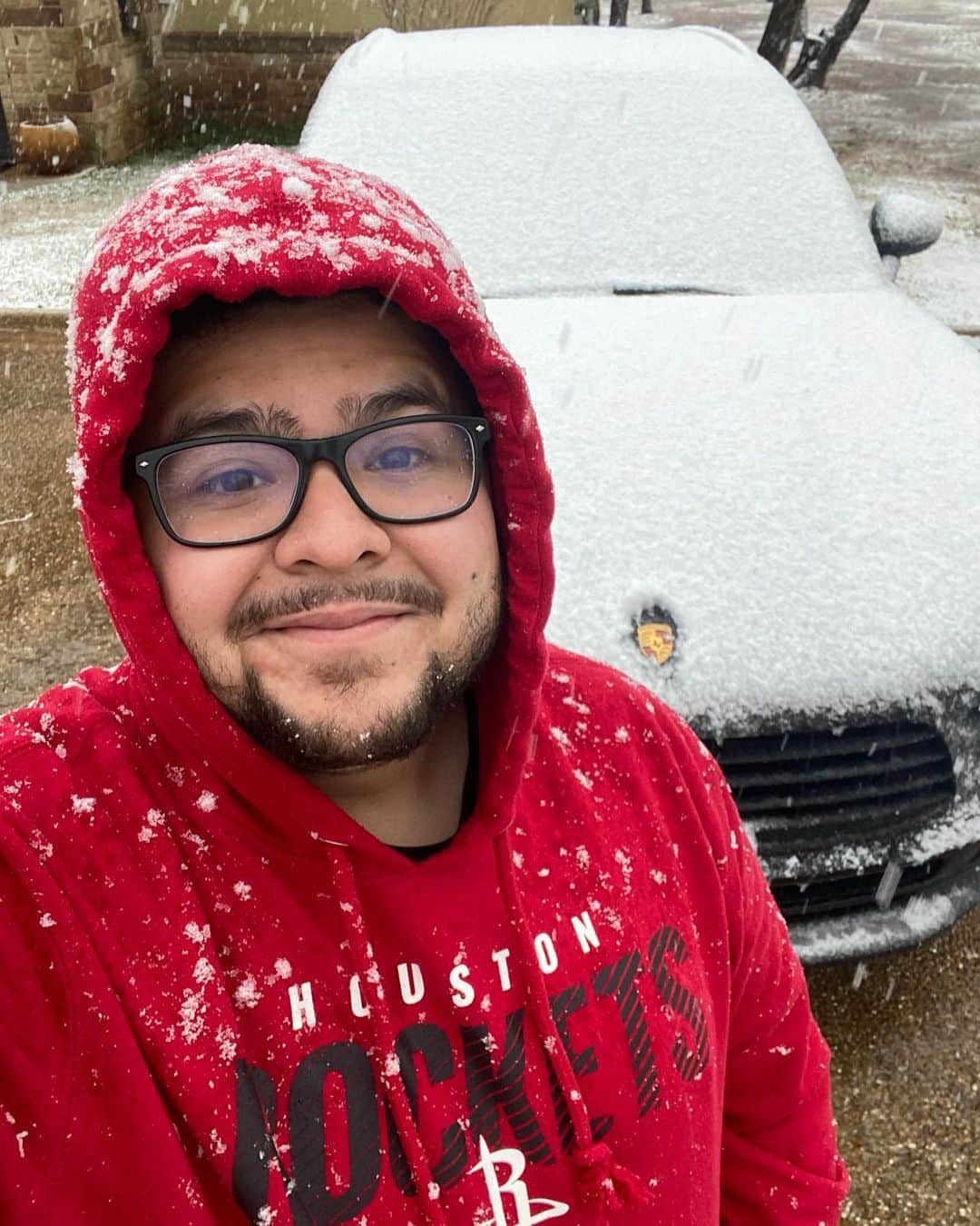リコ・ロドリゲスのインスタグラム：「IT’S SNOWING IN TEXAS!! ☃️❄️」