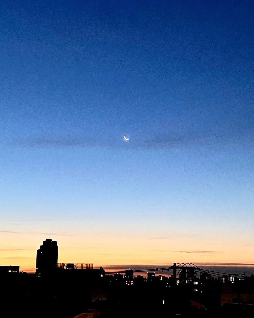 Shinnosukeさんのインスタグラム写真 - (ShinnosukeInstagram)「明け方の空に月。  #sunrise #moon #sky #magichour #beautiful #月」1月11日 6時21分 - shinscapade