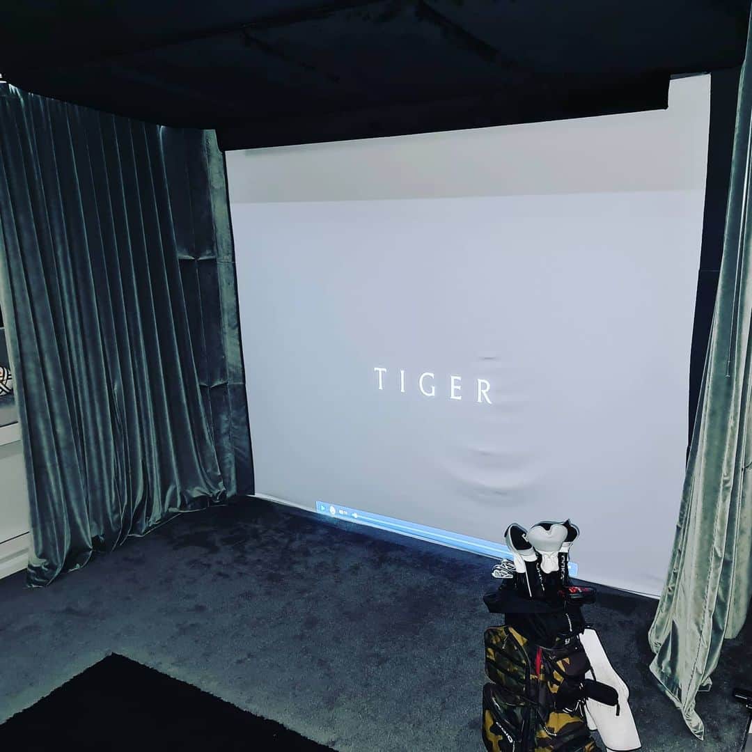 オリバー・フェルプスのインスタグラム：「Perfect way to spend an evening in the sim room watching the #tigerhbo so excited to see this!  ⛳🐐」