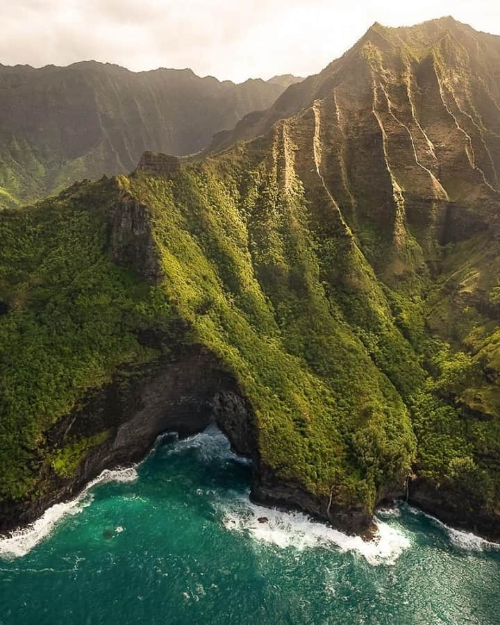 ハワイアン航空さんのインスタグラム写真 - (ハワイアン航空Instagram)「Lucky to be living in a postcard. Are you a mountain fanatic or ocean lover? 🌄🌊  📷 @cgntf」1月11日 6時30分 - hawaiianairlines