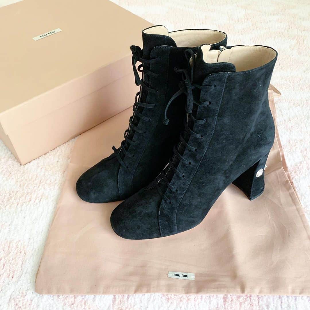 のインスタグラム：「👢💗﻿ ﻿ 一目惚れしたミュウミュウのレースアップブーツ💗💗💗﻿ ﻿ とっても歩きやすくてお気に入り💗💗💗﻿ ﻿ 今日は撮影初め、がんばろう❣️﻿ ﻿ ﻿ ﻿ @miumiu  #一目惚れ﻿ #ミュウミュウ #ショートブーツ #レースアップブーツ ﻿ ﻿ ﻿」