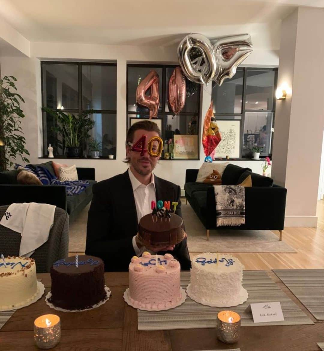 マーク・ジェイコブスさんのインスタグラム写真 - (マーク・ジェイコブスInstagram)「The guy with the most cake.   Happy 40th Birthday to the one and only Nick Newbold @1.800.newbold   the BEST man ever.  *not including my husband.」1月11日 6時34分 - themarcjacobs