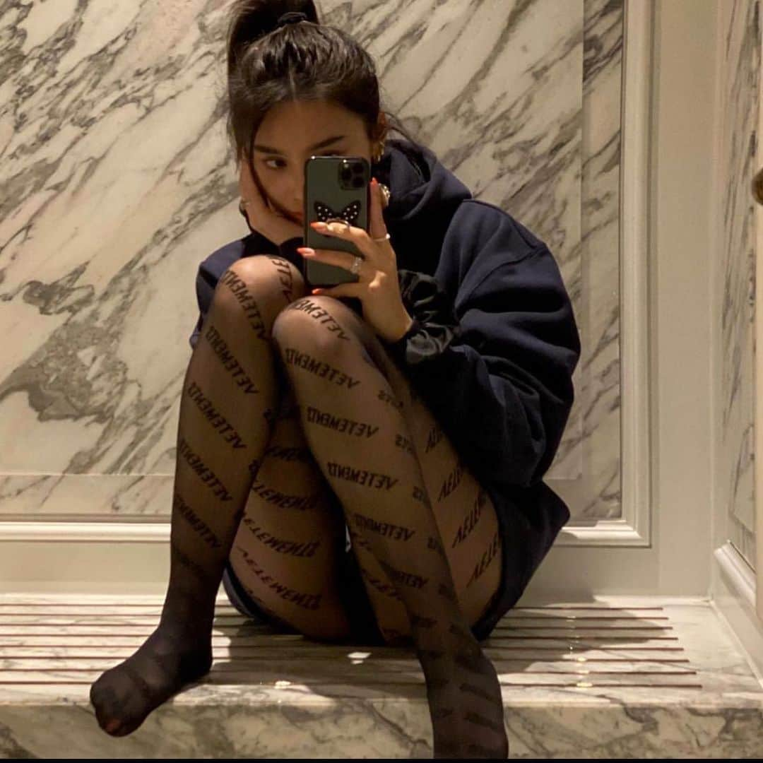 ヴェトモンさんのインスタグラム写真 - (ヴェトモンInstagram)「#VETEMENTSxWOLFORD MONOGRAM TIGHTS. PIC: @wengmimi_」1月11日 6時42分 - vetements_official