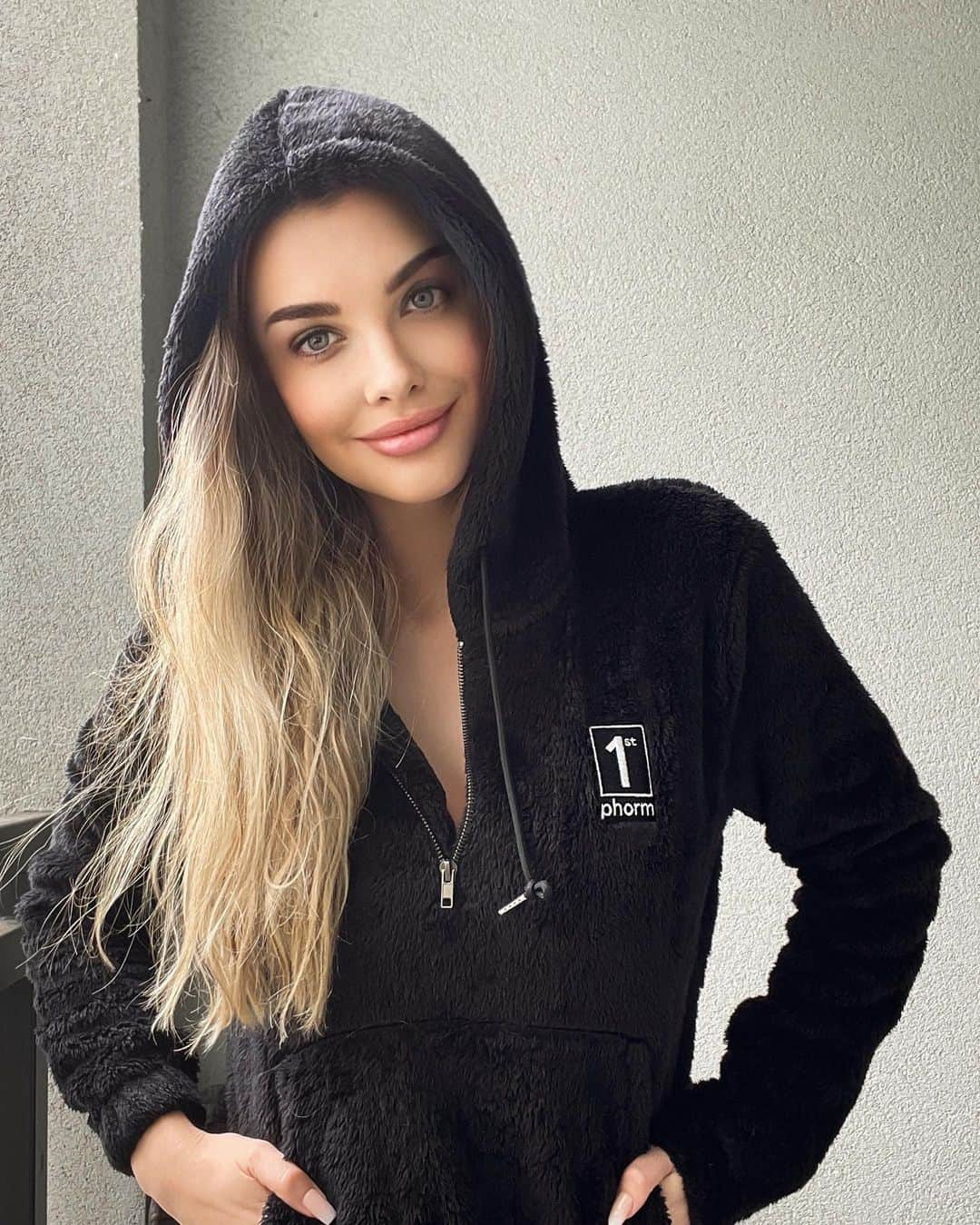 エミリー・シアーズさんのインスタグラム写真 - (エミリー・シアーズInstagram)「This @1stphorm Sherpa hoodie is the coziest and comfiest thing I’ve ever owned. I want to live in it forever ☁️  #1stPhorm #iam1stphorm #warm #comfy #hoodie」1月11日 6時42分 - emilysears