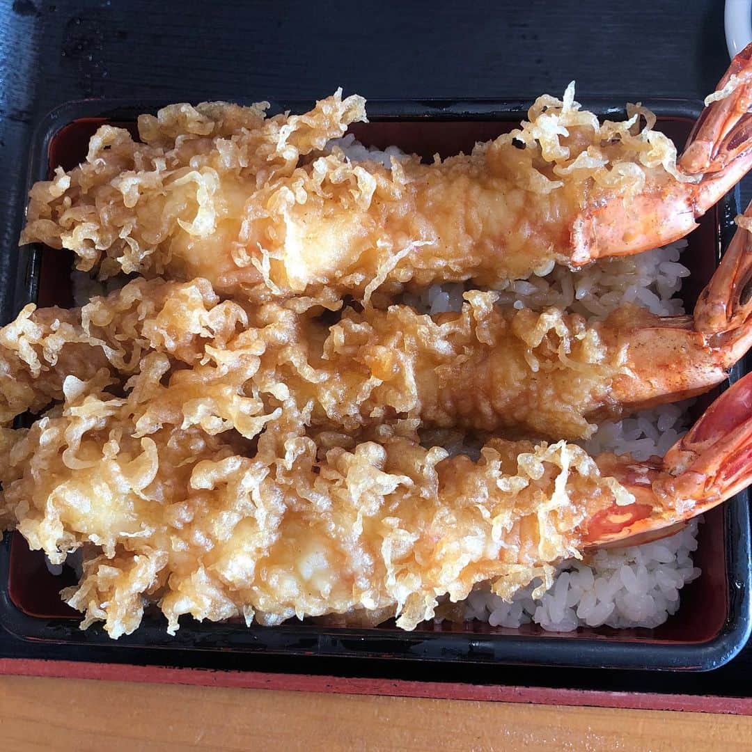 林克治のインスタグラム：「鴨川市にある まるよ食堂さんの 天丼！  デカ海老天3本。  お味もコスパも最高でした。  #鴨川市」