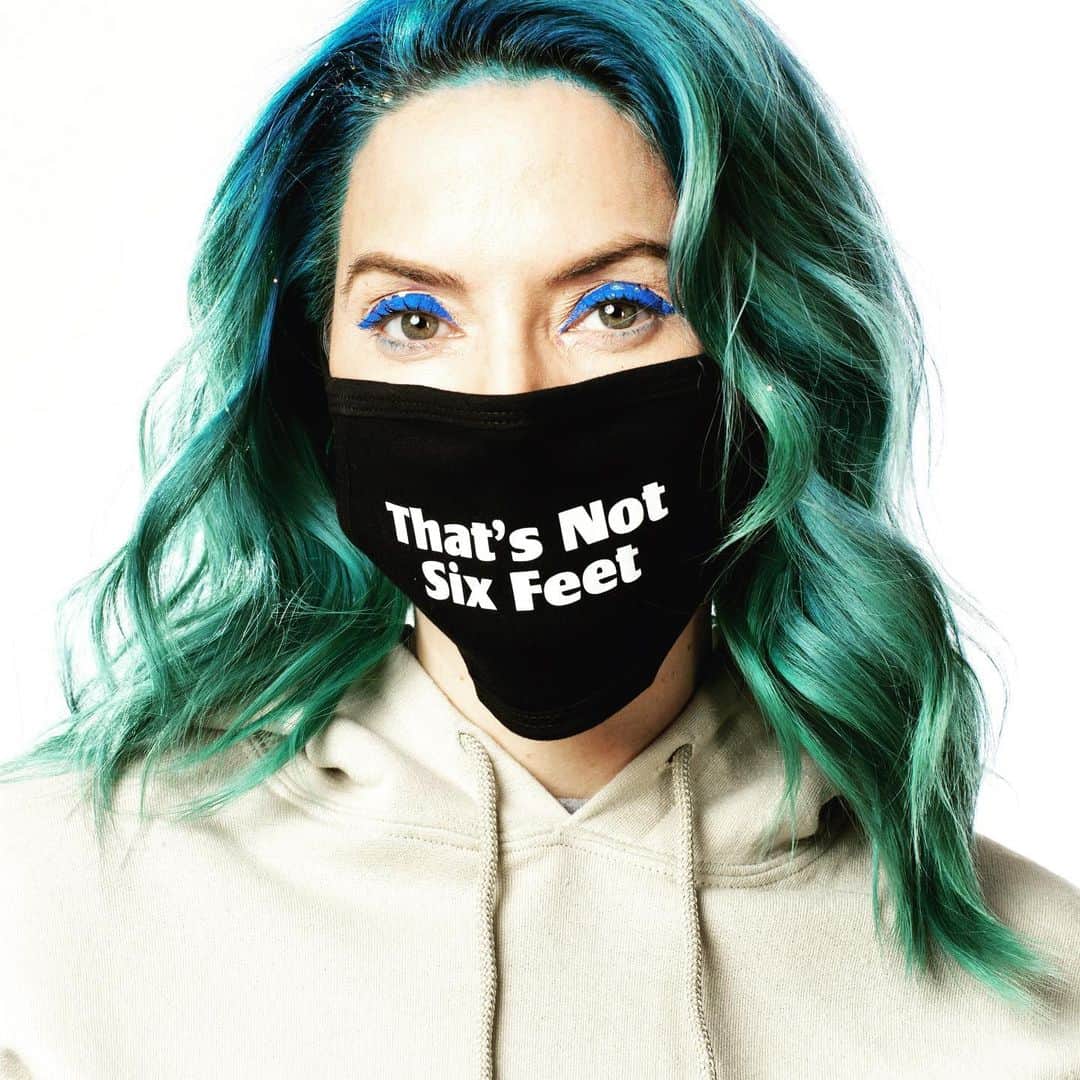 ウィットニー・カミングスのインスタグラム：「Ooh more face masks available on WhitneyCummings.com 😷 home stretch y’all!」