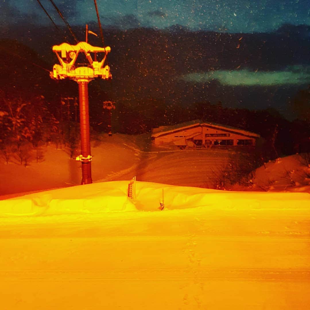 栂池高原スキー場さんのインスタグラム写真 - (栂池高原スキー場Instagram)「おはようございます‼️ 朝イチレポートです。気温－6℃　風速5m/s　 天候雪　20センチほど積もったと思います。 ほどよい積雪で滑りやすいと思いますので、皆様のご来場お待ちしています‼️  https://www.tsugaike.gr.jp/  #栂池 #栂池高原スキー場 #tsugaike #栂池自然園 #白馬つがいけwow #高山植物 #栂池自然園  #夏山 #花　#山　#栂池高原　 #北アルプス　#後立山連峰 #白馬 #白馬連峰 #青空  #冬山 　#パウダー #スキー　#スノボ #greenseason #summer #trecking #hakuba #hiking #mountain #flowers #tsugaike」1月11日 6時53分 - tsugaike_kogen