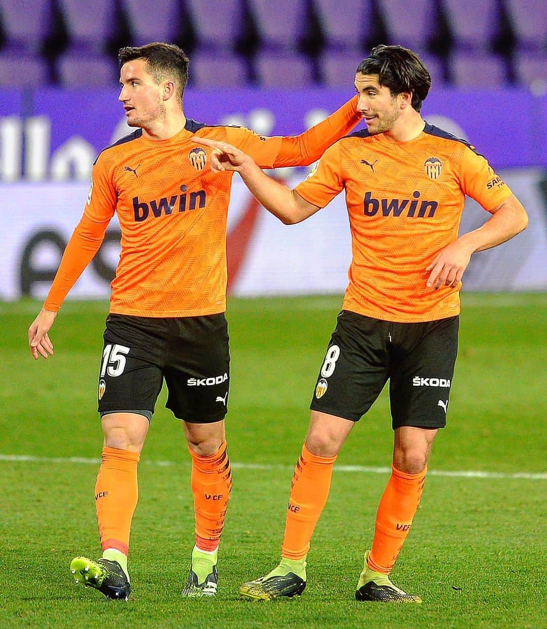 LFPさんのインスタグラム写真 - (LFPInstagram)「These 2 are pure @valenciacf! 🦇💯  ¡Estos 2 son puro Valencia! 🦇💯  #Guillamon #Soler #Valencia #LaLiga #LaLigaSantander」1月11日 7時05分 - laliga