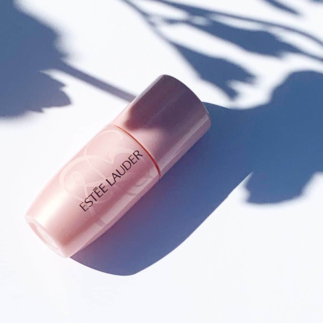 エスティローダーのインスタグラム：「💫 #BeautyResolution: to have supple, smooth lips 💋 How to achieve it: using #PureColorEnvy Nighttime Rescue Lip Oil! It nourishes lips overnight with a precious blend of naturally derived Lavender, Damask Rose, Jojoba, and sunflower oils – for a soft, supple, and smooth pout. Tap to shop!」