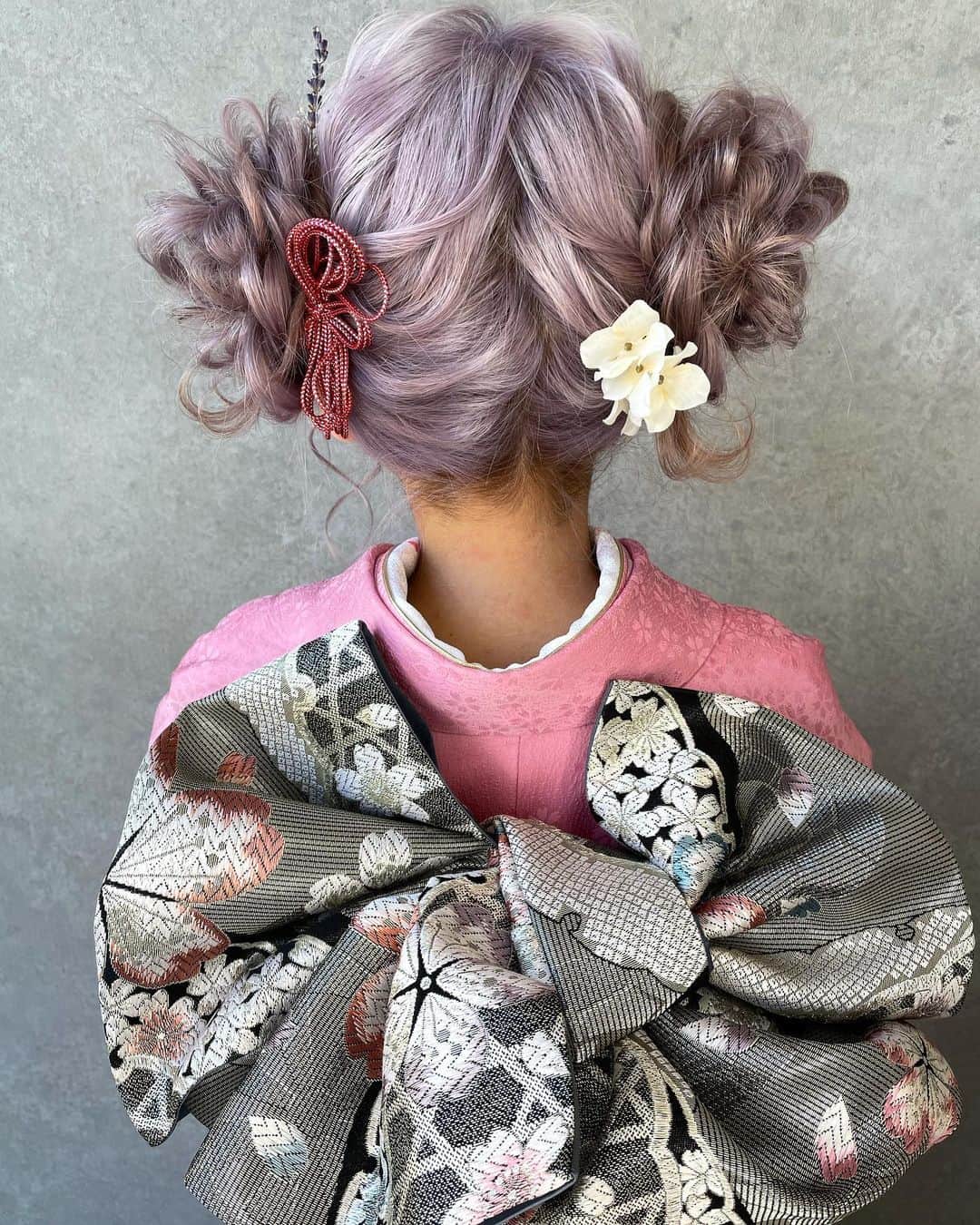 堀井大輔のインスタグラム：「・ ・ 新成人の皆様おめでとうございます🎊㊗ ・ ヘアアレンジしてる最中の会話で発覚❗️ お父さんお母さんが 自分より年下だった、、、🤦‍♂️ こんな大きな娘がいてもいいんですね☺️ なんか、、、 いろんなこと想いながらヘアアレンジした笑 ・ スタイルは、 #羊ヘアー に🐏 後ろも前からも100点満点のヘアに✨ 着付け、うちのスタッフ @__m.a.i11 はっしーが🙋‍♀️ 2人で120%のスタイル作っていきます🙌 卒業式のご予約も受付開始してます。 ・ ・ #成人式 #成人式ヘア #新成人 #クラウンヘアー#天白区#名古屋 #名古屋美容師 #美容師 #ヘアセット#セット#ヘアアレンジ #ホリーマジック #ホリージョ撮影 #ホリージョ #着物女子  #振袖 #着物ヘア  #きもの  #着物ヘアアレンジ  #コテ巻き #巻き髪 #ゼクシィ2021 #アップスタイル #まとめ髪 #おだんご #編みおろし #Dressy花嫁 #プラコレ ￼ 	◦」