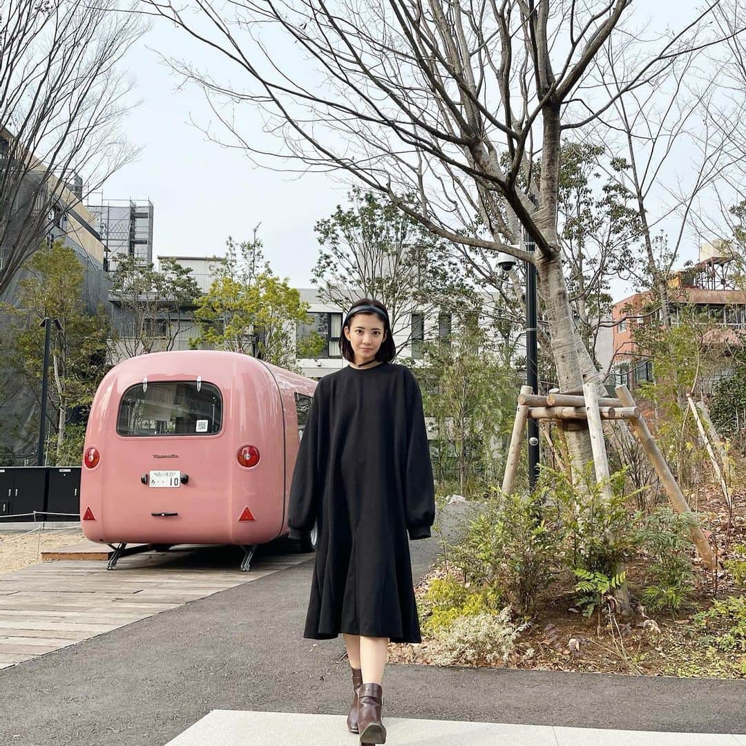 のインスタグラム：「おはよう🥱💤  なんかなんかオールしてしまった 未だ眠くないです。 お昼寝って敵だなっておもいました あと2.3時間もしたら眠くなるんだろうな  このワンピース、ネット通販で 購入したんだけど 安いし使いやすくて なんかすっごく着ている気がする。  #makeup#portrait#port#make#hair#model#giri#ootn #selfie #좋아요반사#팔로우미#맞팔#셀스타그램#ビジョビ#カチューシャアレンジ #黒ワンピース#黒コーデ#カチューシャコーデ #ボブアレンジ」