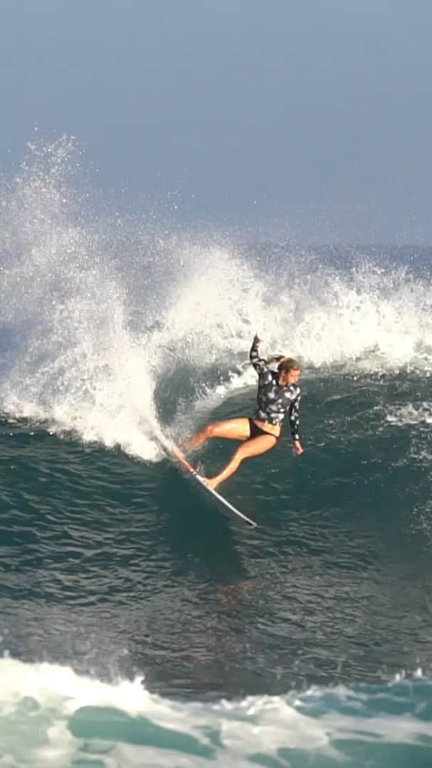 レイキー・ピーターソンのインスタグラム：「If you have 8 spare minutes and looking for something to watch hit the link in my bio to view some fun moments from the past 10 days in Hawaii. Featuring a fun session at Haleiwa with @rissmoore10 & @caroline_markss  with a few incredible waves from @griffin_cola @crosbycola & @ethan_ewing . A fun and challenging Coco head hike, and some hilarious tennis moments with the Aussies.  Enjoy 🙌」