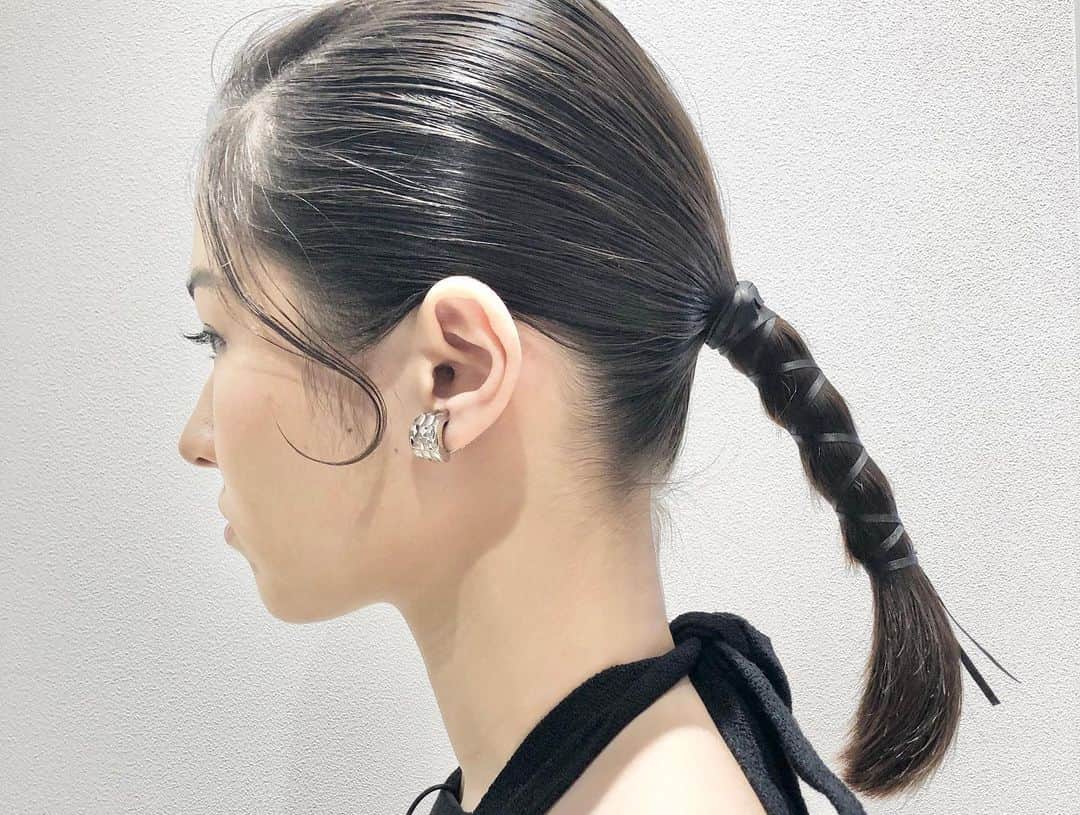 遠山雄也さんのインスタグラム写真 - (遠山雄也Instagram)「#RELAXX . . おはよう😜 今日も元気にサロンワーク✂︎ . . アリアナさくらちゃんのイメチェンヘア . . スタイリング多様可能なボブヘア . #ViVi専属モデル #アリアナさくら #16歳 #ミラノコレクション #ミラノコレクションモデル . . . . . . 《RELAXX情報①》 . カラーリタッチの定期的メンテナンスが半額以下⭐️ . 「もっと気軽にリタッチで通いたい！」 . そんなお客さま向けに用意したメニュー . カラー来店後、14営業日以内のご来店でのリタッチの推奨！ . 通常 カラーリタッチ¥7,700(税込) シャンプーブロー¥3,300(税込) 合計¥11,000(税込) . が . 14営業日以内のカラーリタッチ ※シャンプーブロー込み 税込¥5,000 . 税込¥5,000 . 税込¥5,000！ . . 14営業日とは？ . 定休日やヘアメイクなどでサロンが稼働してない日を除いた14日間 . 実質20日前後の期間内でリタッチが半額以下で施術可能👍🏼 . すでにお客さまからの評判も良く、18日〜20日周期でリタッチをされるお客さまが増えました🤗 . 綺麗をキープ出来るので、とても喜んでいただいてます！ . . . . #白髪染め #グレイカラー . . . .  《RELAXX情報②》 . RELAXXが自信をもってオススメできる超トリートメント . #あれやりたい . 12種類の毛髪栄養成分を、髪質とダメージレベルに合わせて配合 . お客さまひとりひとりに合ったケアで髪をキレイにします⭐️ . . #ヘアケア専門サロン #ダメージケア専門サロン . #あれやりたい (オリジナルカスタム式超最新システムトリートメント) . お客さまからの評判がとても良い☆ . サラサラでやわらかい！ . 超オススメ！ . RELAXXは全技術においてヘアケア・ダメージケアに特化した手法を用いて施術に取り組んでいます . 1年先、3年先までキレイでいられる“行きつけサロン” . . . #あれやりたい . ※これは、RELAXXが処方する12step のオリジナルカスタム式超最新システムトリートメントです。 ※酸熱トリートメントではありません . . 12種類の栄養成分をお客さまの髪質やダメージレベルに合わせて調合セレクト！あなただけのオリジナルトリートメントを提案します！ホームケアトリートメント（36ｇ）付き☆ . RELAXXにて「あれやりたい！」とお伝えください。 . 過去最高の仕上がりを体験できます。 . . . 【考】 髪のダメージケア構造を5段階に分け、毛髪栄養成分12種類を12ステップの施術で、ケミカル成分を調整しながら毛髪を形成していきます。 . “足りない栄養”と“なりたい髪質”を導き、RELAXXのお客さまそれぞれに合ったオリジナルのスペシャルトリートメントです。 . ①補修成分が作用しやすくする土台づくり 《3ステップ》 ②強度や柔軟性を整える内部補修 《3ステップ》 ③水分量を調整する保湿補修 《2ステップ》 ④キューティクルを整える外部補修 《3ステップ》 ⑤ご自宅でのホームケア 《1ステップ》 . . 【質】 とにかくやわらかい仕上がり！ 素髪のような指通りは、毛先の先までノンストレス。 手ぐしを通して初めて分かる、いつもよりやわらかい質感。 . 《向いてる髪》 ・エイジング毛 ・ハイダメージ毛 ・毛先が引っかかる ・日々のアイロンで髪がかたくなってきた ・ブリーチをしている ・パーマをしている ・明るめのカラーを繰り返している ・トリートメント難民 . . 【技】 シャンプー台で一連の施術をおこなうので、フルフラットでリラックスしながらご体験ください。 . . 【時】 シャンプー後寝たままの状態でスタートし、20分〜25分ほどかけてゆっくりと髪に栄養を与え続けます。 最後にひと流しして終了です。 . . 【¥】 #あれやりたい 11,000+税 . . 【得】 ホームケア用トリートメント（36ｇ）付き！ . . #明日からまとまるヘア . #ヘアカタRELAXX #表参道ヘアサロン #青山ヘアサロン #美容室 #美容院  #遠山雄也 #ヘアメイク #RELAXX表参道 #ダメージケア #トリートメント #ヘアケア #fashion #Instagood #hair #メイク #ヘアスタイル」1月11日 7時11分 - yuyatoyama