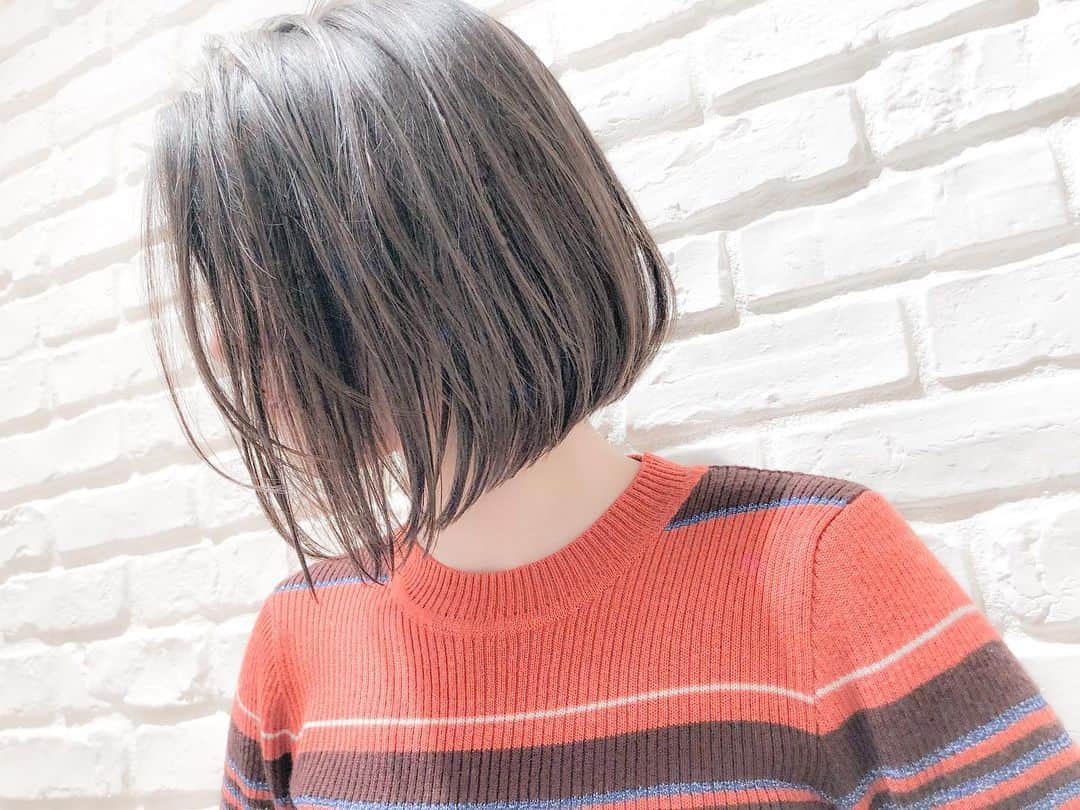 遠山雄也さんのインスタグラム写真 - (遠山雄也Instagram)「#RELAXX . . おはよう😜 今日も元気にサロンワーク✂︎ . . アリアナさくらちゃんのイメチェンヘア . . スタイリング多様可能なボブヘア . #ViVi専属モデル #アリアナさくら #16歳 #ミラノコレクション #ミラノコレクションモデル . . . . . . 《RELAXX情報①》 . カラーリタッチの定期的メンテナンスが半額以下⭐️ . 「もっと気軽にリタッチで通いたい！」 . そんなお客さま向けに用意したメニュー . カラー来店後、14営業日以内のご来店でのリタッチの推奨！ . 通常 カラーリタッチ¥7,700(税込) シャンプーブロー¥3,300(税込) 合計¥11,000(税込) . が . 14営業日以内のカラーリタッチ ※シャンプーブロー込み 税込¥5,000 . 税込¥5,000 . 税込¥5,000！ . . 14営業日とは？ . 定休日やヘアメイクなどでサロンが稼働してない日を除いた14日間 . 実質20日前後の期間内でリタッチが半額以下で施術可能👍🏼 . すでにお客さまからの評判も良く、18日〜20日周期でリタッチをされるお客さまが増えました🤗 . 綺麗をキープ出来るので、とても喜んでいただいてます！ . . . . #白髪染め #グレイカラー . . . .  《RELAXX情報②》 . RELAXXが自信をもってオススメできる超トリートメント . #あれやりたい . 12種類の毛髪栄養成分を、髪質とダメージレベルに合わせて配合 . お客さまひとりひとりに合ったケアで髪をキレイにします⭐️ . . #ヘアケア専門サロン #ダメージケア専門サロン . #あれやりたい (オリジナルカスタム式超最新システムトリートメント) . お客さまからの評判がとても良い☆ . サラサラでやわらかい！ . 超オススメ！ . RELAXXは全技術においてヘアケア・ダメージケアに特化した手法を用いて施術に取り組んでいます . 1年先、3年先までキレイでいられる“行きつけサロン” . . . #あれやりたい . ※これは、RELAXXが処方する12step のオリジナルカスタム式超最新システムトリートメントです。 ※酸熱トリートメントではありません . . 12種類の栄養成分をお客さまの髪質やダメージレベルに合わせて調合セレクト！あなただけのオリジナルトリートメントを提案します！ホームケアトリートメント（36ｇ）付き☆ . RELAXXにて「あれやりたい！」とお伝えください。 . 過去最高の仕上がりを体験できます。 . . . 【考】 髪のダメージケア構造を5段階に分け、毛髪栄養成分12種類を12ステップの施術で、ケミカル成分を調整しながら毛髪を形成していきます。 . “足りない栄養”と“なりたい髪質”を導き、RELAXXのお客さまそれぞれに合ったオリジナルのスペシャルトリートメントです。 . ①補修成分が作用しやすくする土台づくり 《3ステップ》 ②強度や柔軟性を整える内部補修 《3ステップ》 ③水分量を調整する保湿補修 《2ステップ》 ④キューティクルを整える外部補修 《3ステップ》 ⑤ご自宅でのホームケア 《1ステップ》 . . 【質】 とにかくやわらかい仕上がり！ 素髪のような指通りは、毛先の先までノンストレス。 手ぐしを通して初めて分かる、いつもよりやわらかい質感。 . 《向いてる髪》 ・エイジング毛 ・ハイダメージ毛 ・毛先が引っかかる ・日々のアイロンで髪がかたくなってきた ・ブリーチをしている ・パーマをしている ・明るめのカラーを繰り返している ・トリートメント難民 . . 【技】 シャンプー台で一連の施術をおこなうので、フルフラットでリラックスしながらご体験ください。 . . 【時】 シャンプー後寝たままの状態でスタートし、20分〜25分ほどかけてゆっくりと髪に栄養を与え続けます。 最後にひと流しして終了です。 . . 【¥】 #あれやりたい 11,000+税 . . 【得】 ホームケア用トリートメント（36ｇ）付き！ . . #明日からまとまるヘア . #ヘアカタRELAXX #表参道ヘアサロン #青山ヘアサロン #美容室 #美容院  #遠山雄也 #ヘアメイク #RELAXX表参道 #ダメージケア #トリートメント #ヘアケア #fashion #Instagood #hair #メイク #ヘアスタイル」1月11日 7時11分 - yuyatoyama