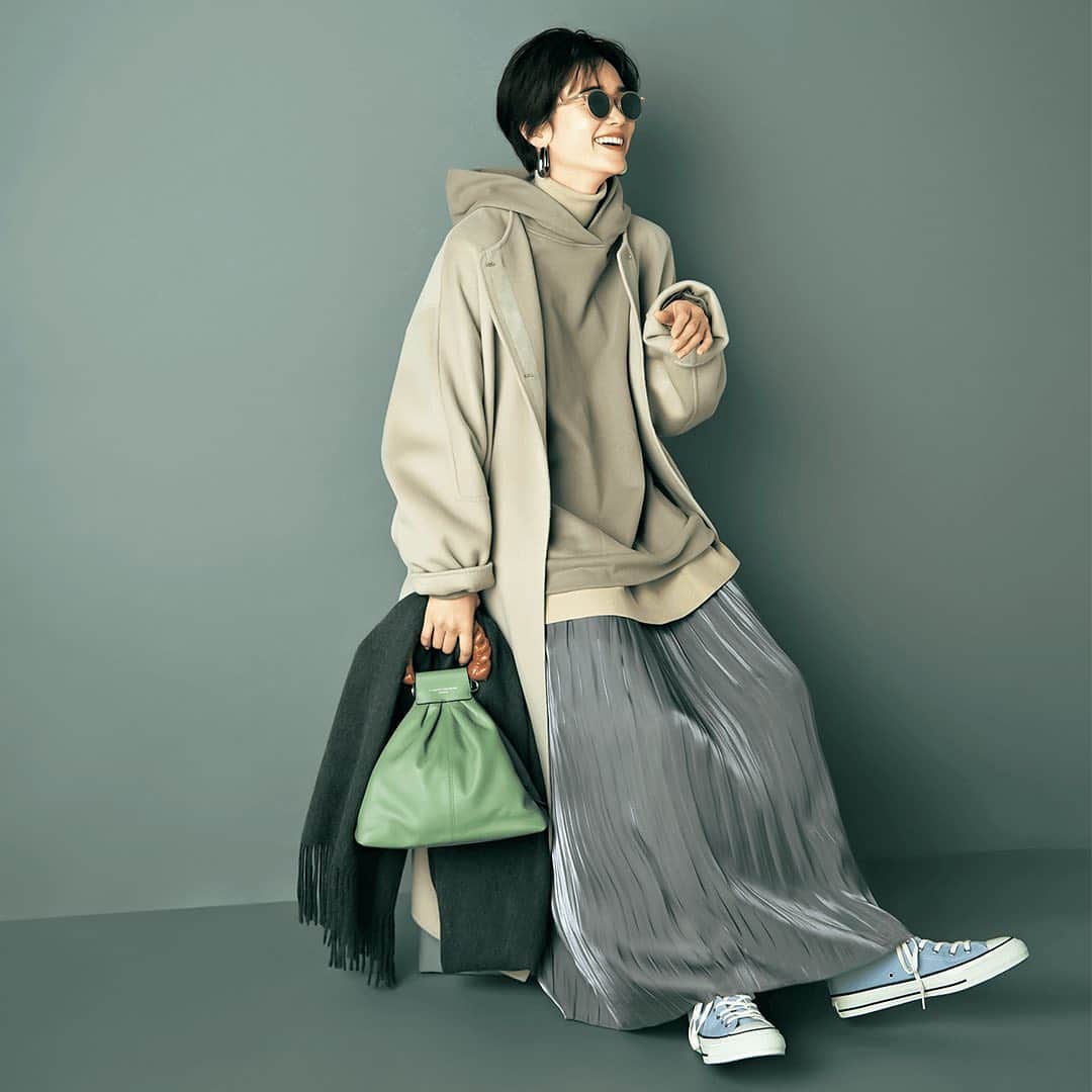 のインスタグラム：「1月11日(月)、⁠⠀ メンズライクな「フーディ」は、⁠⠀ ベージュを選んでキレイめにシフト。⁠⠀ ⁠⠀ タートルニットをインナーに、⁠⠀ 同色系のアウターを重ねて、⁠⠀ 防寒とオシャレ見えの両方を実現させます。⁠⠀ ⁠⠀ 光沢のあるプリーツスカートを合わせて、⁠⠀ メリハリをつけると◎。⁠⠀ 華やかなカラー小物が、⁠⠀ 大人可愛いカジュアルコーデに仕上げます。⁠⠀ ⁠⠀ あなたの #今日の服装 を、⁠⠀⁠⠀⁠⠀ @classy_mag_insta にタグ付け⁠⠀⁠⠀⁠⠀ または #classyフォト をつけて教えてください！⁠⠀⁠⠀⁠⠀ ⁠⠀⁠⠀⁠⠀ 素敵な投稿はリポストやCLASSY.ONLINEで⁠⠀⁠⠀⁠⠀ 紹介させていただく可能がございます✨️⁠⠀⁠⠀⁠⠀ ⁠.⁠⠀⁠⠀⁠⠀ #classymagazine⁠⠀⁠⠀⁠⠀ #今日の服装⁠⠀⁠⠀⁠⠀ #今日のコーデ⁠⠀⁠⠀ #フーディ⁠⠀ #カジュアルコーデ⁠⠀ #コンバース」