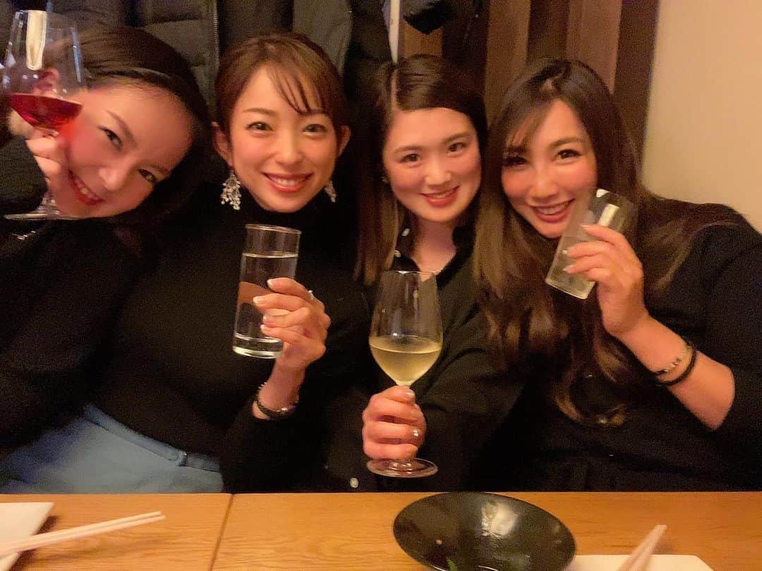 のインスタグラム：「. 去年の12月にゴルフ女子達と忘年会🍷💖 @yurie808golf  @azugolf  @sonokya_golf  . みんな大好き❤ 今年もこのメンバーでたくさんゴルフ行きたいな🥰✨ . . . #ゴルフ#golf#⛳️#ゴルフ女子#ゴルフ好き#ゴルフウエア#ゴルフコーデ#ゴルフスイング#골프 #골프웨어 #골프스윙 #여행 #해외여행 #골프스타그램 #골프중독 #와인 #소주 #좋은시간#忘年会#楽しい」