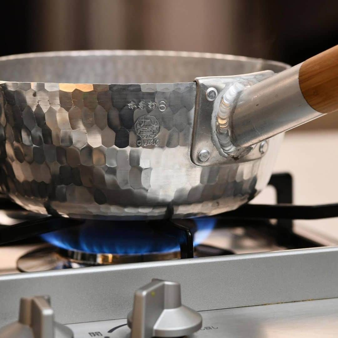 Komerco-コメルコ-さんのインスタグラム写真 - (Komerco-コメルコ-Instagram)「. 使えばわかるその違い。 一生ものの片手鍋  いつも料理を作る時、最初に手に取るお鍋。  出汁をとる、野菜を茹でる、魚を煮る。 旬の食材の旨味をひきだして、家庭の味をいっそう美味しくする。 毎日使いたくなる一生物のお鍋のご紹介です。  #九雲 さんの本手打ち手鍋は、大阪で三代続く熟練の職人さんの仕事により ひとつひとつ丁寧に手打ちされ作られています。  厚みのある高純度アルミ素材を使用し、抜群の熱伝導率と保温性を両立させました。美しい槌目は、表面積を増やし効率よく食材に熱を伝えるのだそう。  右手でも左手でも使いやすいように、両口なのも嬉しいですね✨  煮物はもちろん、きんぴらや鶏そぼろなどの炒め物などにも重宝します。  ぜひお試しください👍  ------------------------------- 九雲／九雲 本手打ち 手鍋 6寸 https://komer.co/products/GZyxZOU0ZZ3CDjvS6oIC  ▷こちらの作品はKomercoアプリとWebサイトでクリエイターから直接ご購入いただけます。 ホーム画面の検索窓で「九雲」と検索してください🔎  ▷Web版はプロフィールリンクから📲 @komerco_official  ▷iOS版アプリのダウンロードはAppStoreにて「Komerco」または「コメルコ」と検索🔎 -------------------------------  #komerco #コメルコ #cookpad #クックパッド #komercoごはん #料理をもっと楽しく #おうちごはんを楽しもう #おうちごはん #instafood #foodpic #cookinglove #手しごと #komercoクラフト #クラフト #手作り #一点物 #九雲 #クモ #くも #台所道具 #片手鍋 #ゆきひら鍋 #小鍋 #本手打ち」1月11日 7時30分 - komerco_official
