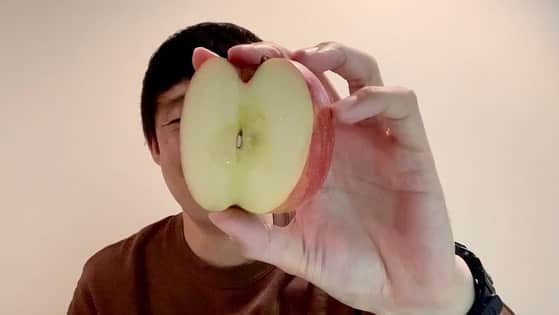 佐久間一行さんのインスタグラム写真 - (佐久間一行Instagram)「りんごって改めて美味しいですね。  携帯画像フォルダ整理してたら出てきました。  #佐久間一行 #りんご #1週間毎日食べてた時期 #味わい食べ #動物的本能食べ #茨城のりんご」1月11日 13時03分 - sakuzari