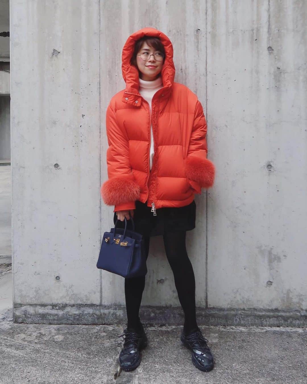 のインスタグラム：「. . 2021年ダウン始めました。 ショッキングオレンジのダウンで🧡笑 . 改めて、 @moncler て暖かいね😻🧡 . . #ootd#モンクレールダウン #moncler  #ダウンコーデ#ミニスカコーデ#エルメスバック #hermes#エルメス#バーキン25 #nikeスニーカー#nike#unikコーデ#ユニックコーデ」