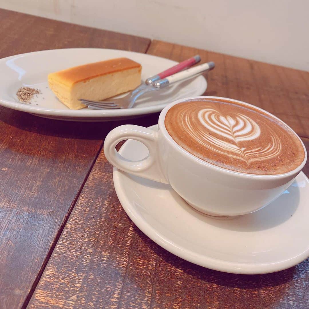 松崎博香のインスタグラム：「. 新成人の皆様 成人おめでとうございます🎉 今日を素敵な1日にしてね🐮♡  写真は宇都宮のカフェに行った時の☕️ ラテもチーズケーキも美味しかった🤍 実家に帰ったらまた行きたいなぁぁ☺︎  すでに成人を迎えたみんなは どんな成人式だった？ 雪ふった？振袖きた？🤔 #cafe #cafestagram #utsunomiya #카페 #카페스타그램」