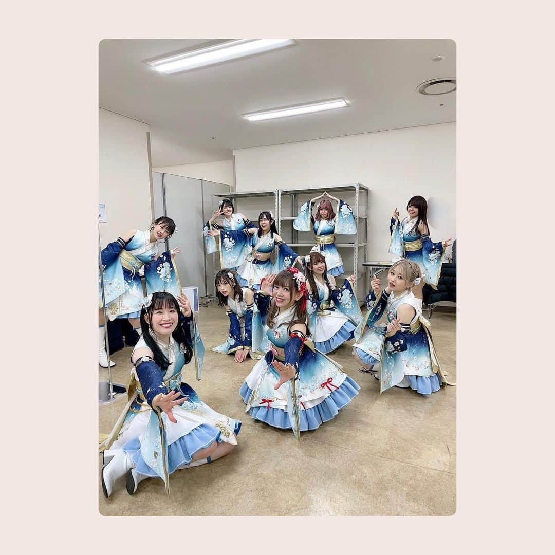 牧野由依のインスタグラム：「【「THE IDOLM@STER CINDERELLA GIRLS Broadcast & LIVE Happy New Yell !!! 」DAY1】  お写真あげていきます❤️  ステージ裏でも徹底した感染対策と、 喉や身体を気遣うあたたかなお心遣いを頂き とてもとても柔らかい心で本番に臨むことができました😭✨ スタッフの皆様本当に細やかなケアをして下さって…。  なので私たちもお写真撮る時は喋らず、 いつもよりも距離に気をつけながら😌  遠近法使った撮り方も楽しいですよね🥰  #シンデレラHNY #imas_cg」