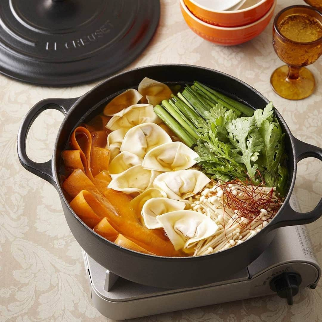 Le Creuset Japon　ル・クルーゼ ジャポンさんのインスタグラム写真 - (Le Creuset Japon　ル・クルーゼ ジャポンInstagram)「【ル・クルーゼ公式レシピ】ワンタン鍋 つるりとしたワンタンの皮がスープに絡んで病みつきになりそうなごちそう鍋です。 ル・クルーゼの鋳物ホーロー鍋で作る旨みたっぷり、深い味わいの鶏の出し汁をベースに仕上げます。  材料 [5～6人分／ココット・ジャポネーズ 24cm　マットブラック使用］ 手羽元 10本 紹興酒 大さじ１(なければ酒) しょうが 1片 白ねぎの青い部分 1本分 ワンタンの皮 16枚 大葉 4枚 にら 1/2束 春菊 1/2パック えのき 1パック にんじん 1/2本 水 1200ml 塩 適量 片栗粉 小さじ2 　 (A) 紹興酒 大さじ2(なければ酒) しょうゆ 大さじ2 ごま油 小さじ2 　 ＜具＞ 豚ひき肉 150g むきエビ 50g 片栗粉 小さじ2 白ねぎ 1/4本 しょうが(すりおろし) 小さじ1/2 紹興酒 小さじ1(なければ酒) オイスターソース 小さじ1 ごま油 小さじ1 　 糸唐辛子 適宜  作り方  ＜下準備＞ ・手羽元に紹興酒をふっておく。しょうがは皮付きのまま薄切りにする。 ・大葉は半分に切る。 ・にら、春菊は4cm長さに切る。 ・えのきは石づきを切り落として4cm長さにする。 ・にんじんはピーラーでリボン状にむく。 ・具のむきエビは背ワタをのぞいて真水で洗い、ボウルに入れる。 ・ボウルに塩(少々)、片栗粉を加えて全体をよく混ぜ、真水で洗う。 ・水気をふきとって粗いみじん切りにする。具の白ねぎはみじん切りにする。 1. 鍋に手羽元、水、しょうが、白ねぎの青い部分、塩(小さじ2/3)を加えて中火で沸かし、アクを取りながらフタをして20分ほど煮込む。 2. ボウルに豚ひき肉、刻んだエビ、塩少々を加えてよく混ぜ、残りの材料を加えて更に混ぜる。 3. ワンタンを広げ、フチに指先で水を少量塗り、中央に2を適量のせて上下を合わせる。手前の両角を合わせ、水を塗ってくっつける。これを8個作成する。 4. 残りのワンタンは中央に大葉をのせ、同様に具をのせて包む。 5. 1の鍋に(A)を加えて塩で味をととのえ、にら、春菊、えのき、にんじん、ワンタンの半量、糸唐辛子を加えて中火で沸かし、ワンタンが浮いたら取り分ける。残りの野菜、ワンタンも同様にいただく。  #ルクルーゼ #lecreuset #ルクルーゼのある食卓 #クッキングラム #cookingram #キッチングラム #テーブルウェア #キッチンウェア #クッキングラム #食卓 #手料理 #ルクルーゼごはん #手料理グラム #フーディーテーブル #foodpost #foodphoto #foodpic #ルクルーゼ公式レシピ #ココットジャポネーズ #ワンタン #ワンタン鍋」1月11日 13時00分 - lecreusetjapon