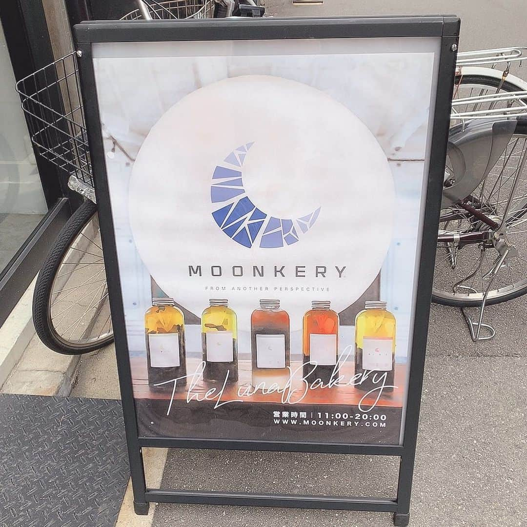 板野優花さんのインスタグラム写真 - (板野優花Instagram)「☕️大阪・堀江 Moonkery さん @moonkery.osaka  ・ お店の2階部分に大きいお月様の ディスプレイがあるカフェ🌙*ﾟ 中国茶を水だしにしたミルクティーが さっぱりとした甘みで美味しかった🥰 ・ 中国茶は体に色々な効果が期待できるみたいで 効能が書かれたPOPも置いてあったよ✨ ・ 1階からミッション○○%達成みたいな 案内表示とかとかもあって 遊び真心のある店内もすごく面白かったの✨ ・ この日はお昼に行ったけどもう少し暗くなってからだと また違う雰囲気で写真撮れたかも🥰 ・ #moonkery #お月様 #宇宙  #中国茶 #ミルクティー #中国茶ミルクティー #大阪カフェ #大阪グルメ #心斎橋カフェ #心斎橋グルメ #堀江カフェ #堀江グルメ  #関西カフェ巡り #カフェ巡り好きな人と繋がりたい  #関西グルメ #おいしいもの好きな人と繋がりたい #カフェ活 #おすすめカフェ #カフェ女子 #ゆーろの美味しいメモ」1月11日 13時02分 - yuka_itano