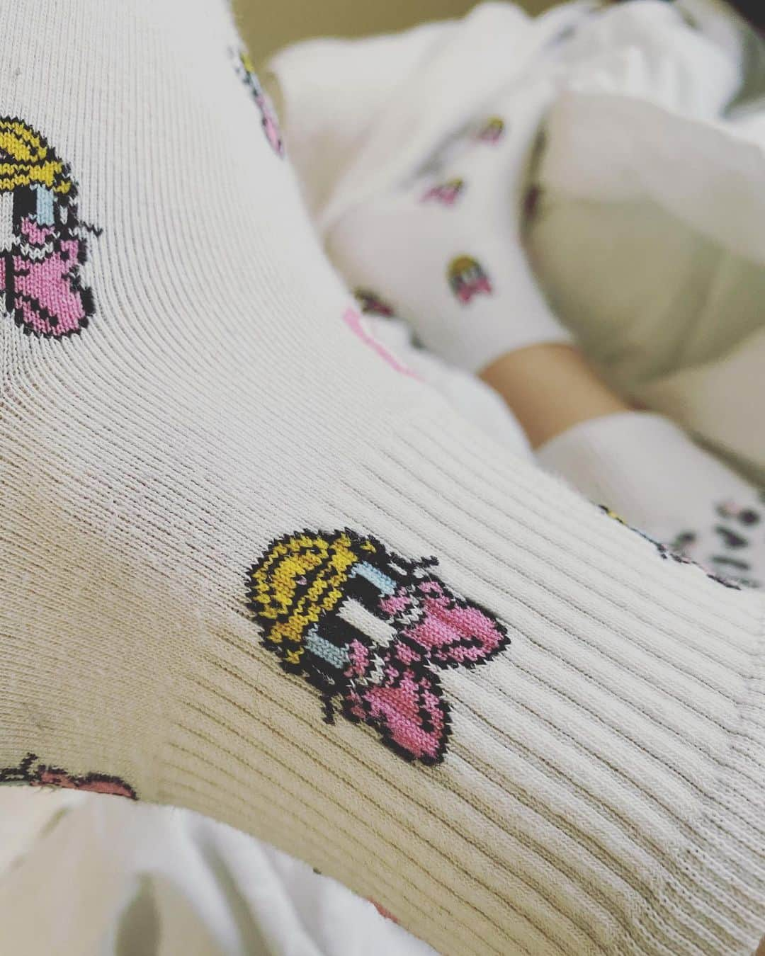 大倉ちなのインスタグラム：「Thank you for the lovely socks. I love it! I especially love the daisy embroidery.😍💬 . いままだアメリカです、 美味しいうどんが恋しぃ🐻‍❄️◻️笑 ,  #myfavoritesocks  #daisy  #likeforlikes  #gift #instagood  #photooftheday  #アメリカ滞在 #デイジー」