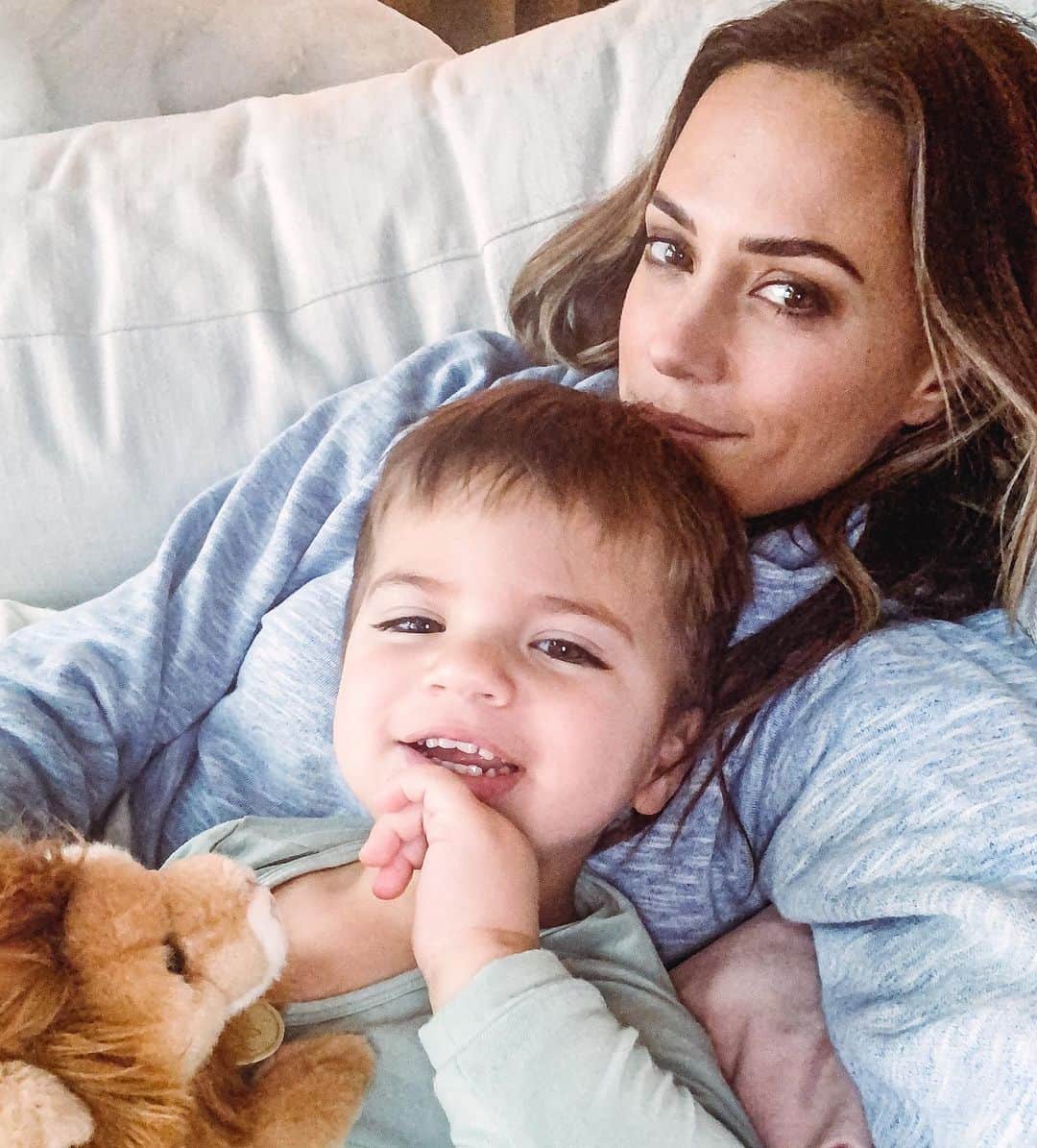 のインスタグラム：「Mommy Son Sunday cuddles. 💙. Nothing better!! I love Jolie cuddles too but Jace is a way cuddlier kid. Maybe it’s a boy girl thing?」