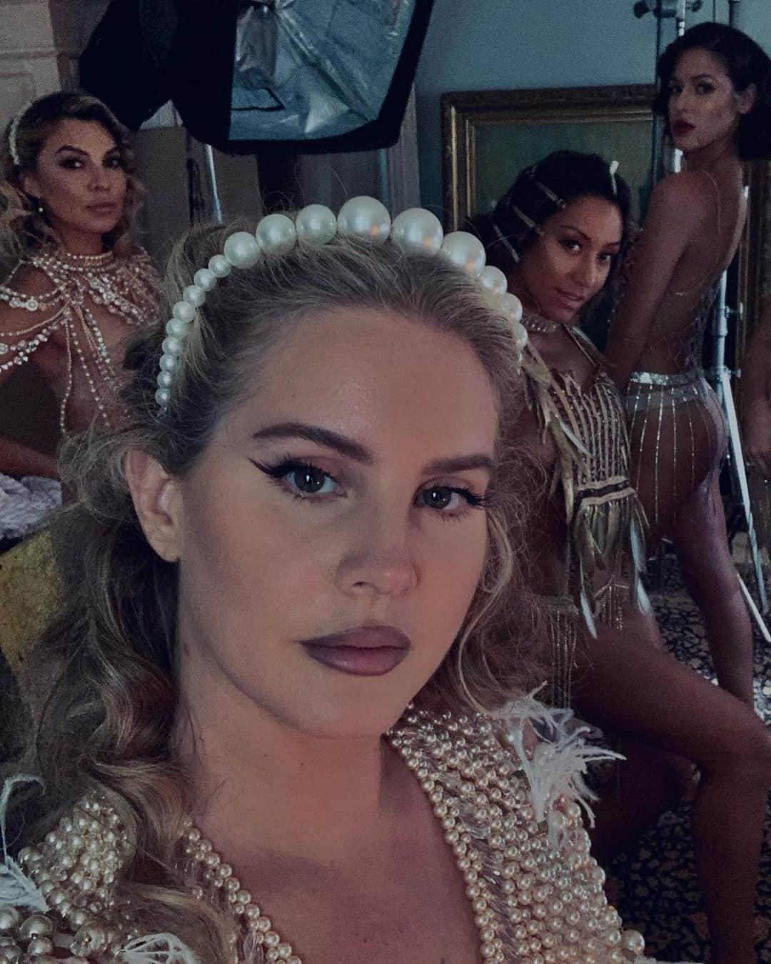 ラナ・デル・レイのインスタグラム：「Music video out tomorrow」