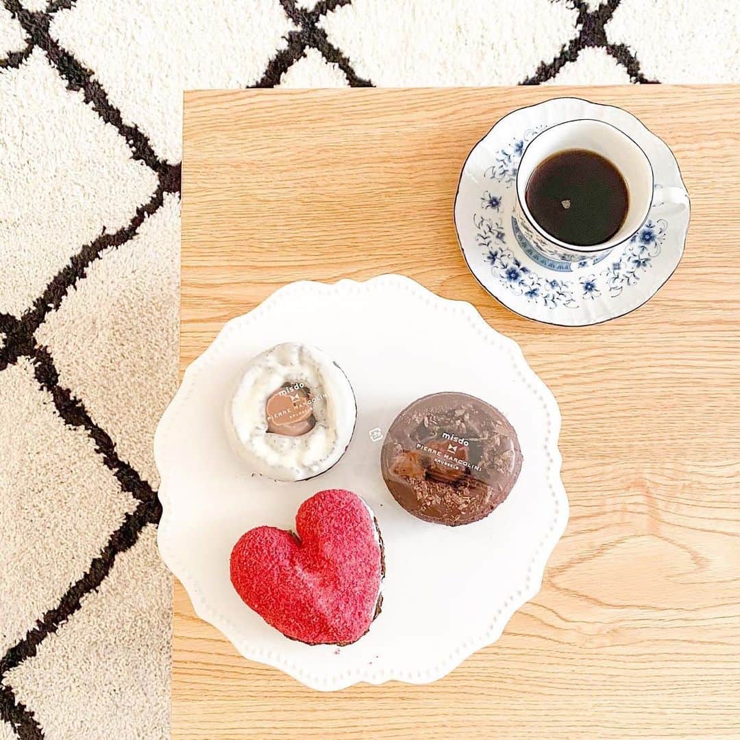 片桐優妃のインスタグラム：「#ミスド50周年 #🍩 . #ピエールマルコリーニコラボ 🤍 . 3日間通ってやっと買えた🙄めっちゃ並びました🤣 . #おうちカフェ #ピエールマルコリーニ #pierremarcolini #ミスタードーナツ #ミスド #misterdonut」
