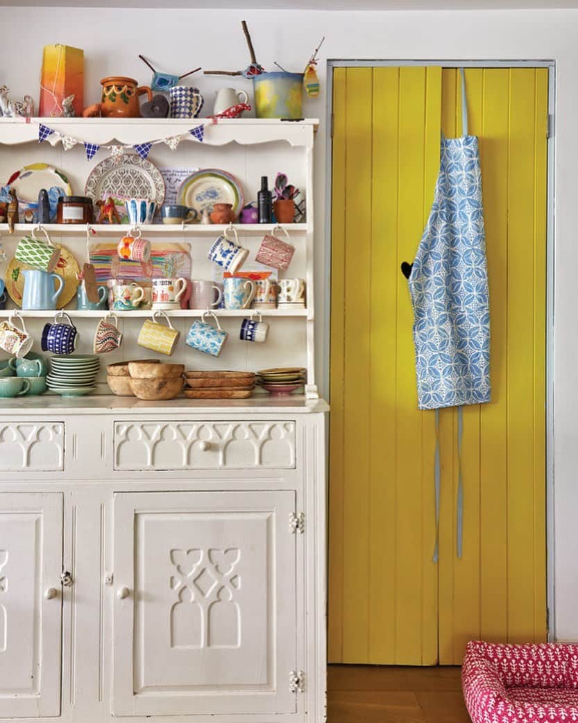 Homepolishのインスタグラム：「Could you even imagine seeing this kitchen door and not immediately smiling? Artist @mollymahonblockprinting made her home a true expression of her personality and there’s a new surprise around every corner. Check out the tour in our stories! Photo by Sarah Hogan.」