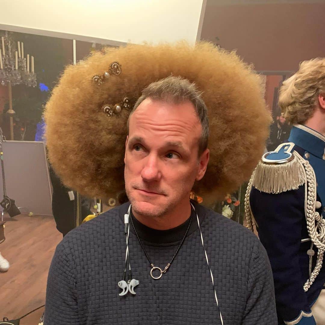 トム・ベリカのインスタグラム：「Oh, to have this hair. 😏@goldarosheuvel @bridgertonnetflix #bridgertonnetflix」