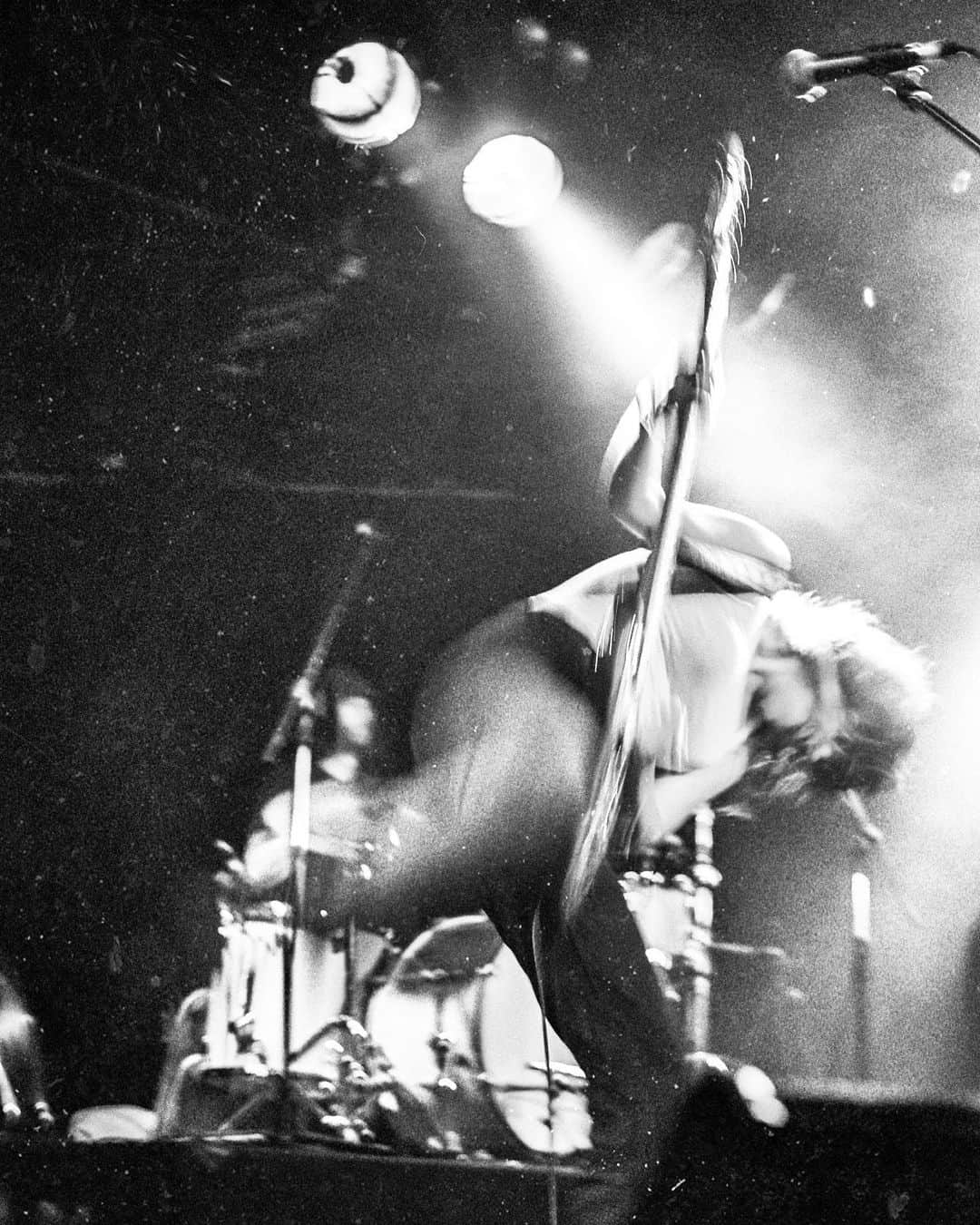 コートニー・バーネットのインスタグラム：「Jan 2020 bushfire benefit at corner hotel, photo by @____nicktam____」