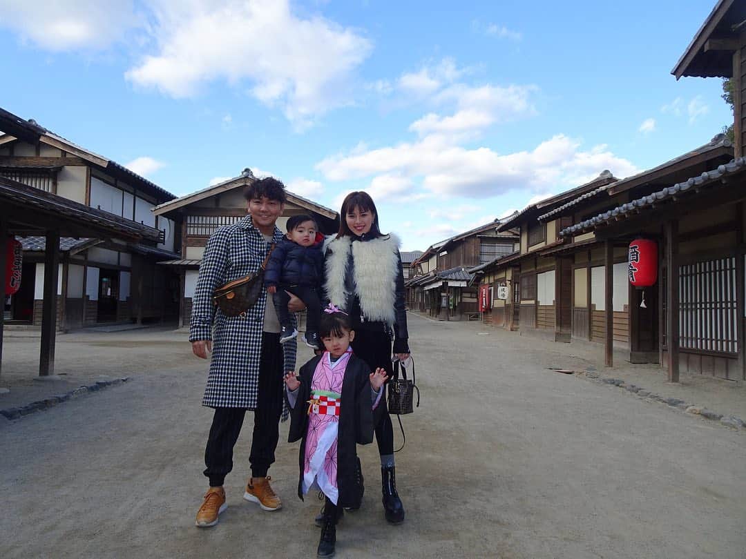 のインスタグラム：「﻿ ﻿ ﻿ ﻿ 小学校の時だったかな、﻿ 遠足で来たぶり太秦映画村﻿ ﻿ ﻿ ﻿ 鬼滅の刃の町の風景と似ていたり、﻿ コラボイベントしているという事で﻿ 今とても人気らしいと聞きつけ﻿ 行ってきました。﻿ ﻿ ﻿ ﻿ という事で、娘はねずこの衣装持参﻿ ﻿ ﻿ ﻿ 本当に時代劇に出てくるような街並みで﻿ パパ友も一緒だったので、﻿ 久しぶりに夫婦でも写真を沢山撮れて良かった^ ^﻿ ﻿ ﻿ ﻿ ﻿ ﻿ #竈門禰豆子﻿ #かまどねずこ﻿ #太秦映画村﻿ #鬼滅の刃﻿ ﻿ ﻿ ﻿ ﻿」