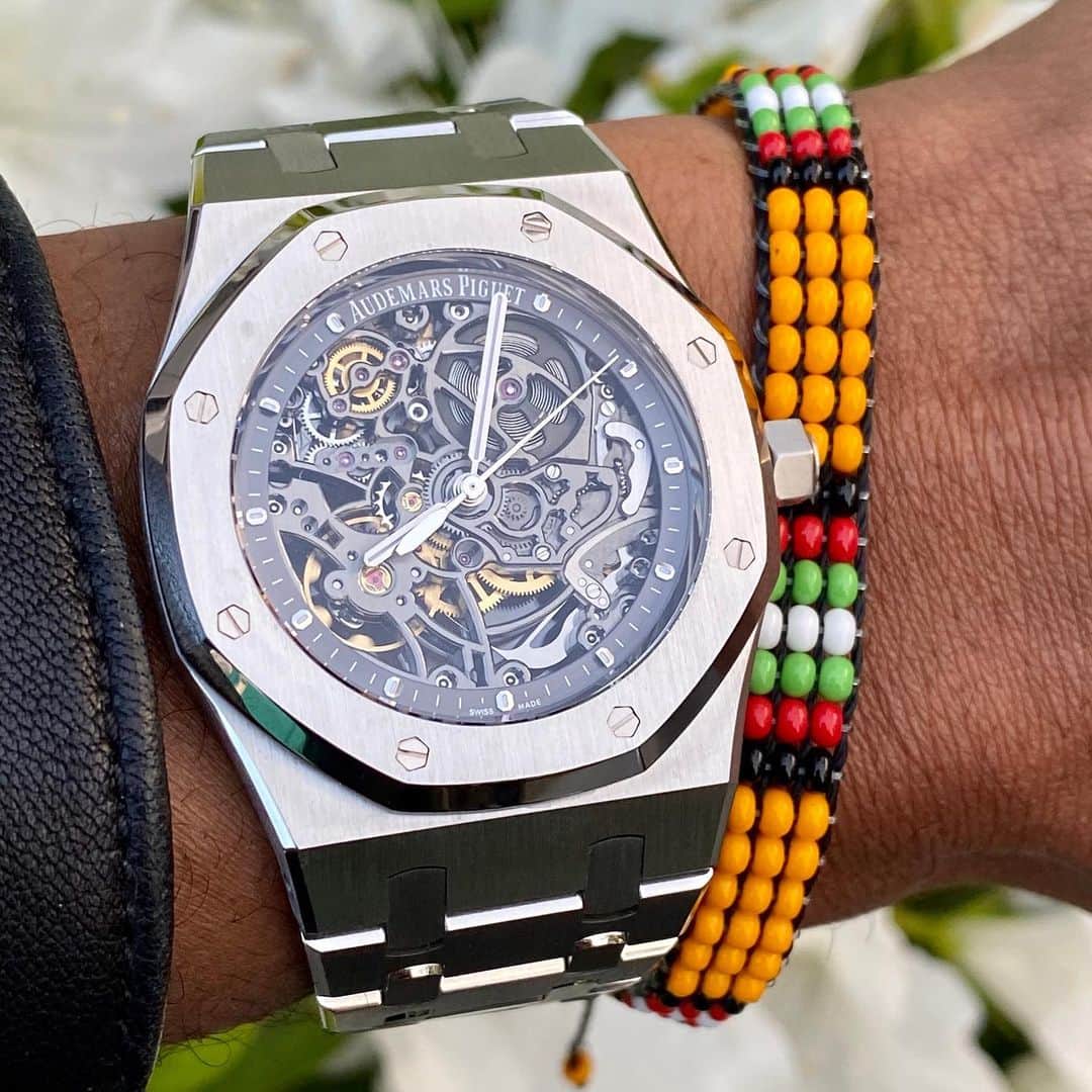 カルフィン・ヨン・ア・ピンのインスタグラム：「I’m a watch collector and enthousiast.   When I first started working at the age of 11 doing paper routes my mom told me to buy something for myself with my first paycheck. It wasn’t a watch, it was some Ben&Jerry’s 😌 But at 16 I did buy a watch with the first paycheck of a more serious job. It isn’t something special to me now but then I was so proud. I had a sense of accomplishment every time I wore it. Well this pattern kept continuing itself and every time I made a significant step forward in life I rewarded myself. Now 18 years later I think I’ve owned over 30 watches. The picture added of a #audemarspiguet is by far my all time favorite piece. The sizing and all monochrome look is perfect to me. I can wear this this with anything and anytime. Also every time I look at it I see something different in the movement 🔥」