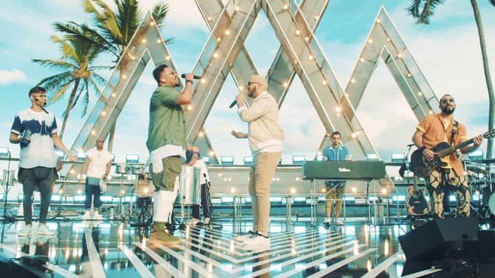 Sorriso Marotoのインスタグラム：「100 Likes ❤️ x Mal Entendido 🇧🇷 x Fogo Na Gasolina 🔥, qual sua favorita?  Já são três volumes do nosso novo projeto #SorrisoMarotoAMA lançados até aqui, 5 milhões de streams e 11 milhões de visualizações no total. Estamos acompanhando todo carinho de vocês com as músicas novas!」