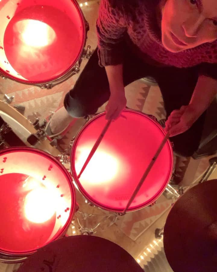 カーキ・キングのインスタグラム：「I am so riddled with anxiety that this happened. 2021 is the year I become a famous Instagram drummer because nothing is real and anything is possible. Tag your secret drummer friends who only know one fill like me.」