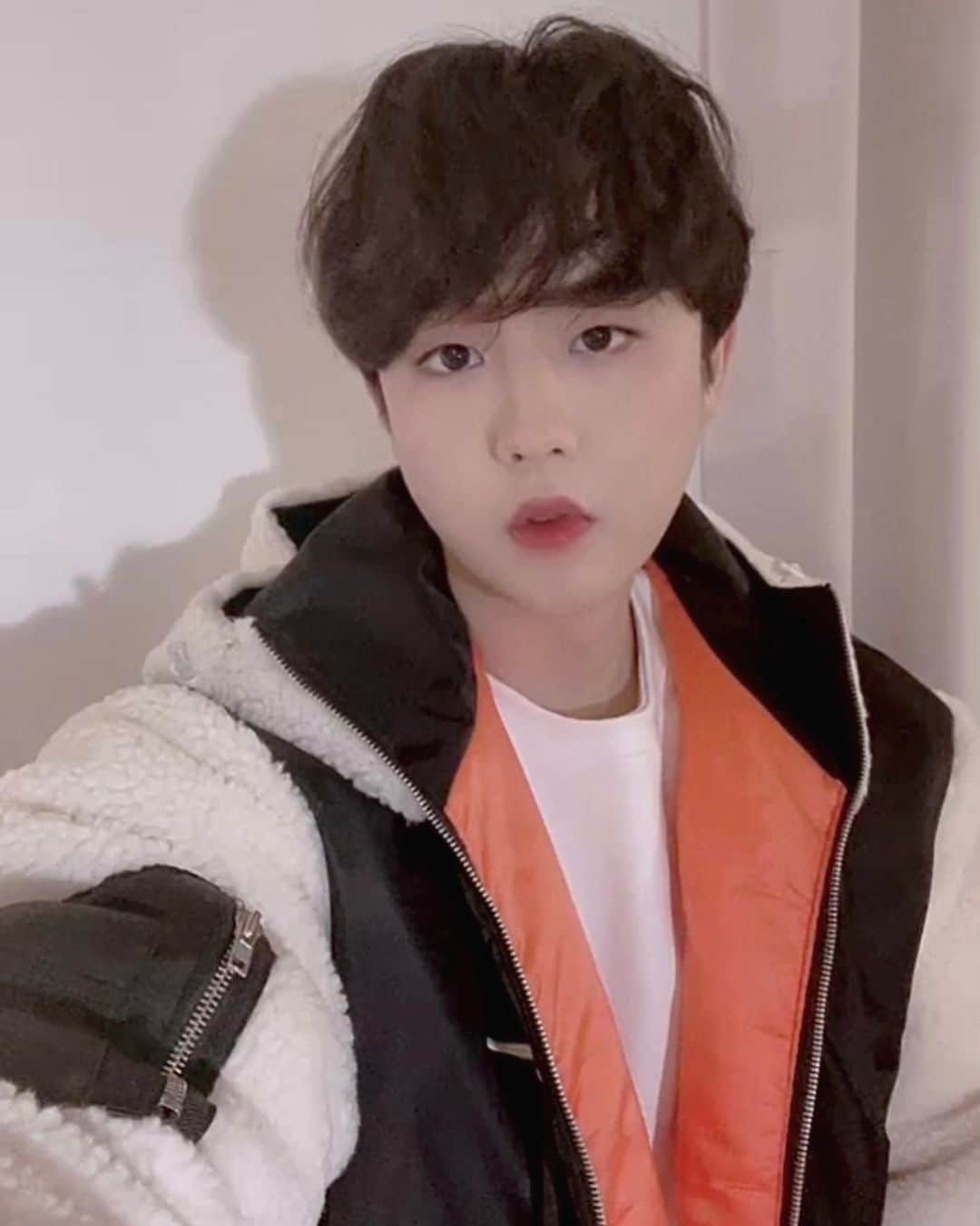 インジュン のインスタグラム：「久々に前髪下ろしたバージョン 오랜만에 앞머리 내린버전  . . . #셀카#셀피#데일리#일상#인준 #selfie#daily#l4l#injun #インジュン#30歳です..#🤣 #前髪下ろしたよ」