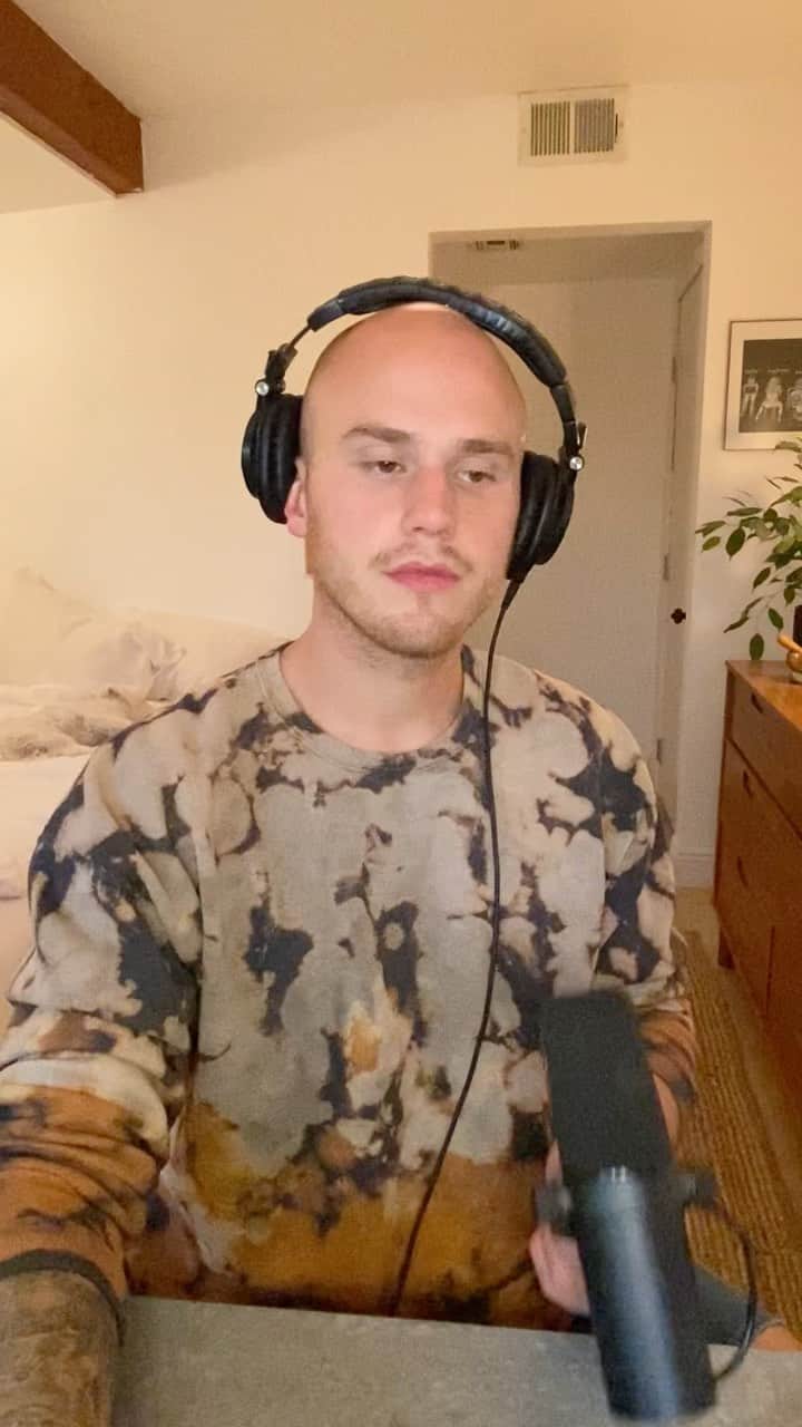 ブランドン・シェイアのインスタグラム：「In honor of my very first EP, I thought I'd do a quick live version of one of my favs. If you haven't listened yet, it's the link in my bio. All likes, comments & shares help so much so if you are listening lmk ☺️」