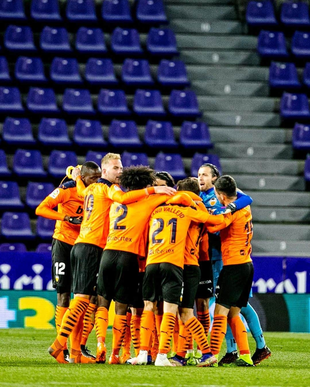 ジャウメ・ドメネクのインスタグラム：「Gran treball familia!! +3 •  Gran trabajo familia! +3 •  #amunt @valenciacf」