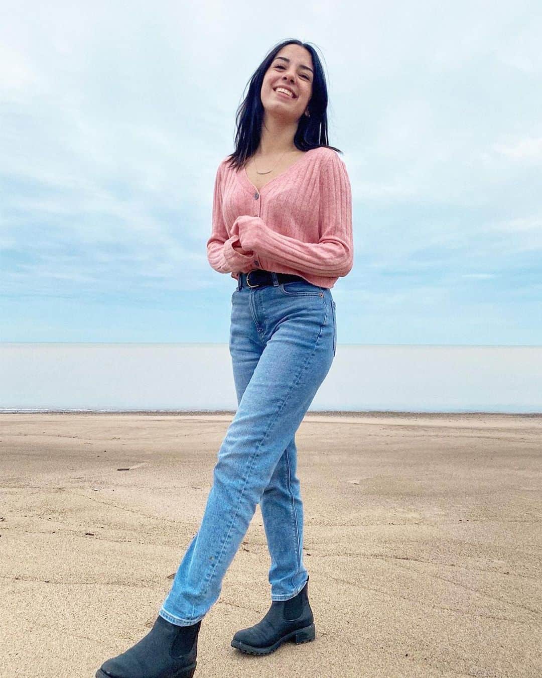 American Eagleのインスタグラム：「Officially calling this the Mom Jean pose. Swipe 👉 @nathaliealazzam @mckennaherlehy  @jackievaladez #myAEAmbassador」